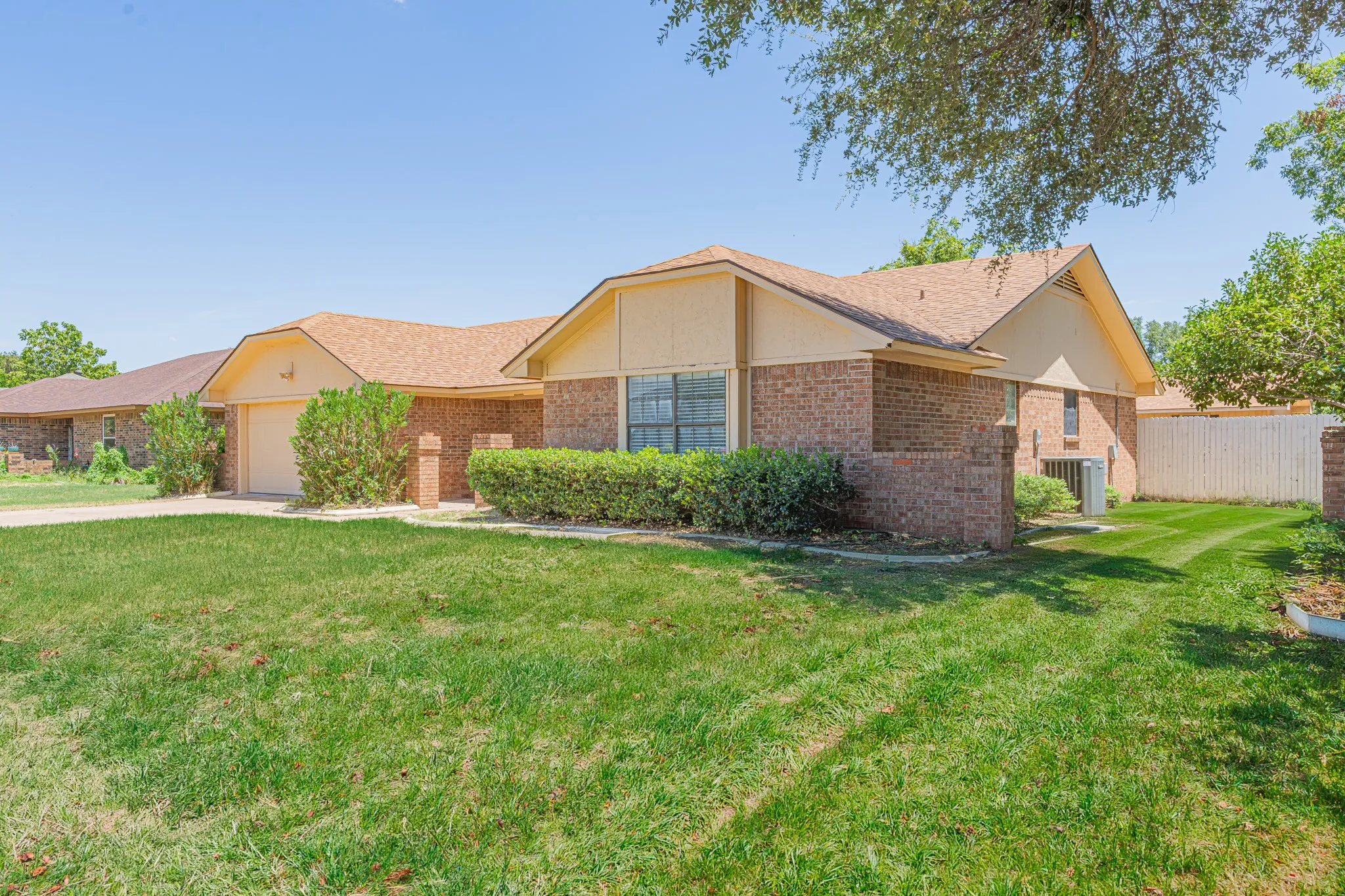 Single Family Residence For Sale in Hood County , 1015 Meadowlark Lane, Granbury, Texas 76048, 3 Bedroom, 2 Bathroom, 2 Garage spaces, 1,584 Sqft, built in 1986, mls#21349895, Real Estate Agent in Granbury, Homes For Sale in Hood county, Homes For Sale in Granbury, Realtor in Granbury Texas, Real Estate Brokerage Independent Realty Texas, Luminita Cordes Realtor