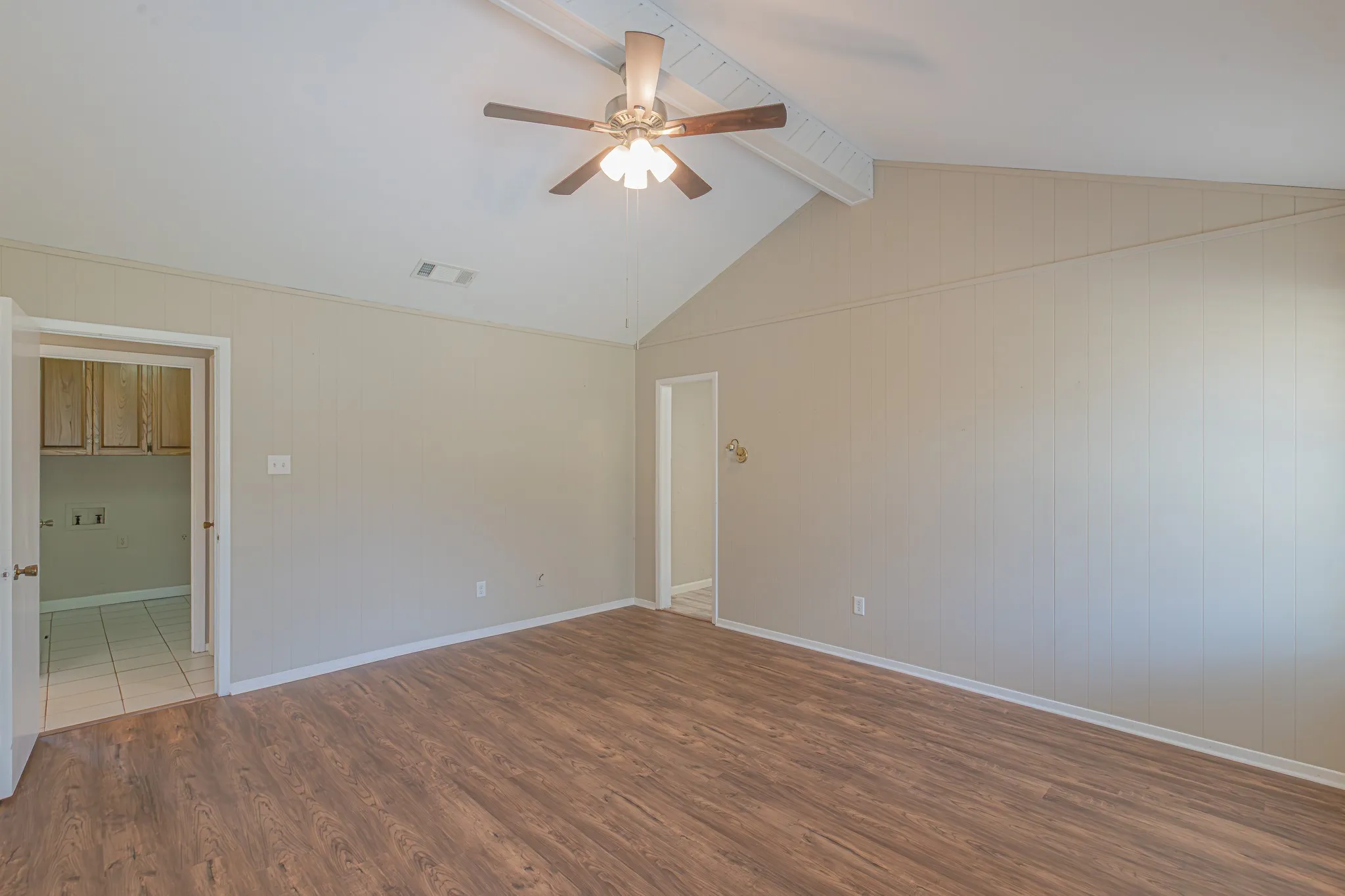 Single Family Residence For Sale in Hood County , 1015 Meadowlark Lane, Granbury, Texas 76048, 3 Bedroom, 2 Bathroom, 2 Garage spaces, 1,584 Sqft, built in 1986, mls#21349895, Real Estate Agent in Granbury, Homes For Sale in Hood county, Homes For Sale in Granbury, Realtor in Granbury Texas, Real Estate Brokerage Independent Realty Texas, Luminita Cordes Realtor