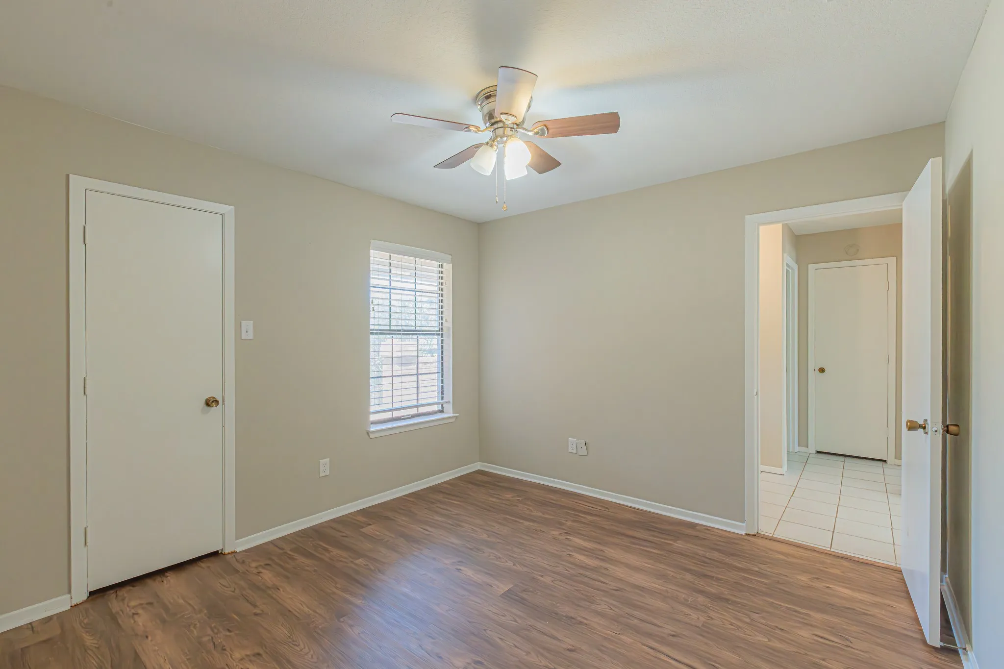 Single Family Residence For Sale in Hood County , 1015 Meadowlark Lane, Granbury, Texas 76048, 3 Bedroom, 2 Bathroom, 2 Garage spaces, 1,584 Sqft, built in 1986, mls#21349895, Real Estate Agent in Granbury, Homes For Sale in Hood county, Homes For Sale in Granbury, Realtor in Granbury Texas, Real Estate Brokerage Independent Realty Texas, Luminita Cordes Realtor