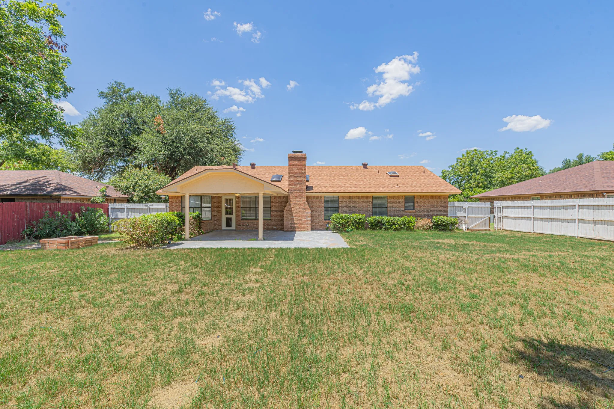 Single Family Residence For Sale in Hood County , 1015 Meadowlark Lane, Granbury, Texas 76048, 3 Bedroom, 2 Bathroom, 2 Garage spaces, 1,584 Sqft, built in 1986, mls#21349895, Real Estate Agent in Granbury, Homes For Sale in Hood county, Homes For Sale in Granbury, Realtor in Granbury Texas, Real Estate Brokerage Independent Realty Texas, Luminita Cordes Realtor
