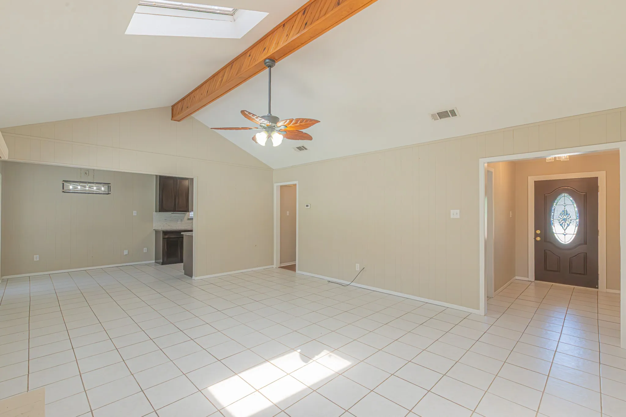 Single Family Residence For Sale in Hood County , 1015 Meadowlark Lane, Granbury, Texas 76048, 3 Bedroom, 2 Bathroom, 2 Garage spaces, 1,584 Sqft, built in 1986, mls#21349895, Real Estate Agent in Granbury, Homes For Sale in Hood county, Homes For Sale in Granbury, Realtor in Granbury Texas, Real Estate Brokerage Independent Realty Texas, Luminita Cordes Realtor
