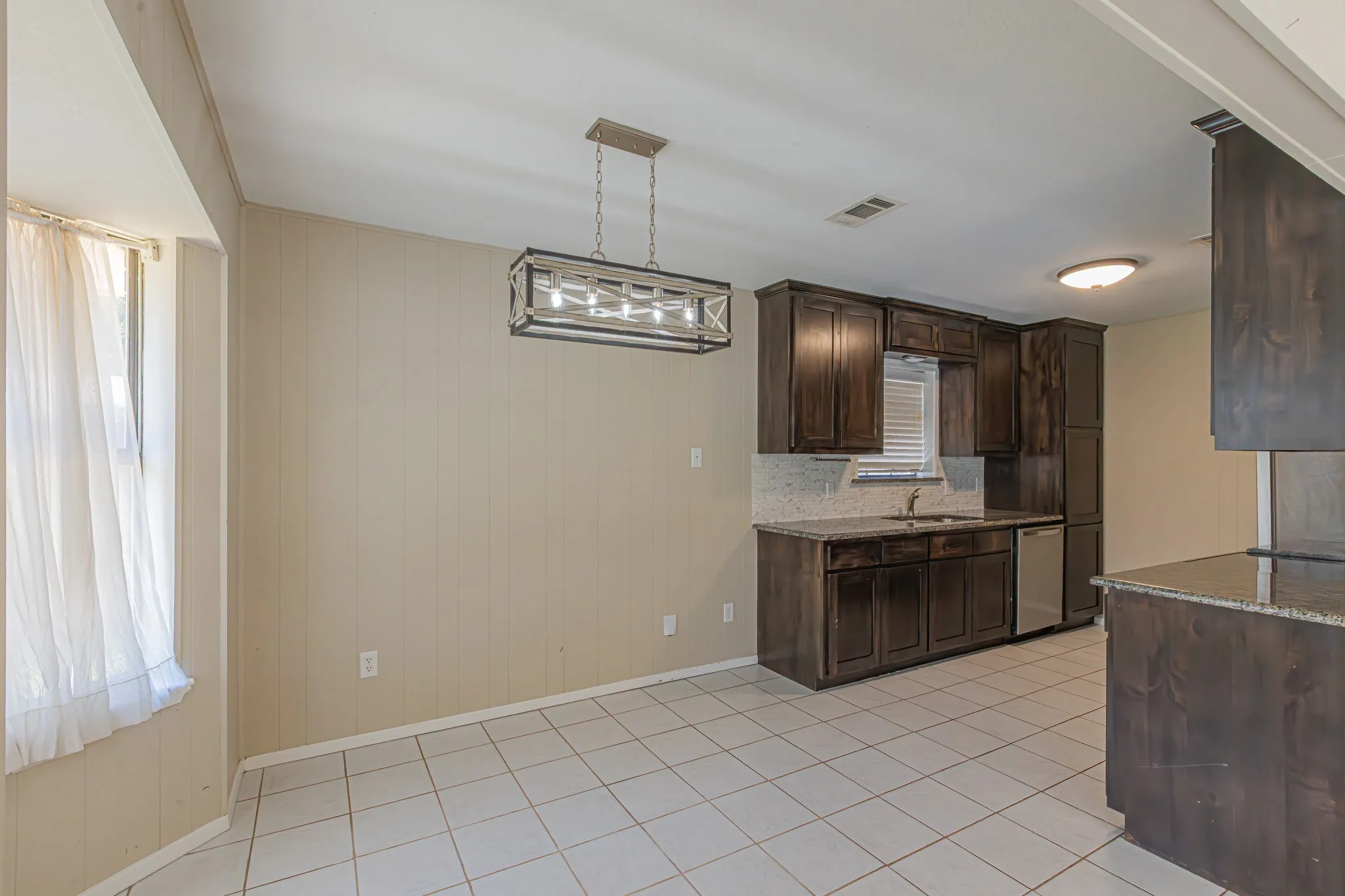 Single Family Residence For Sale in Hood County , 1015 Meadowlark Lane, Granbury, Texas 76048, 3 Bedroom, 2 Bathroom, 2 Garage spaces, 1,584 Sqft, built in 1986, mls#21349895, Real Estate Agent in Granbury, Homes For Sale in Hood county, Homes For Sale in Granbury, Realtor in Granbury Texas, Real Estate Brokerage Independent Realty Texas, Luminita Cordes Realtor