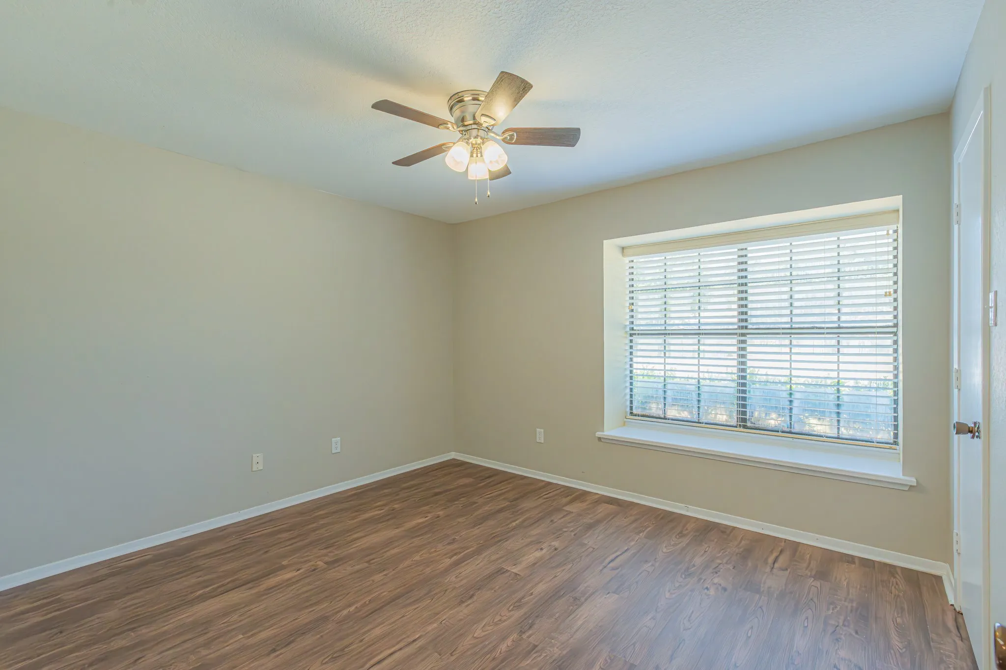 Single Family Residence For Sale in Hood County , 1015 Meadowlark Lane, Granbury, Texas 76048, 3 Bedroom, 2 Bathroom, 2 Garage spaces, 1,584 Sqft, built in 1986, mls#21349895, Real Estate Agent in Granbury, Homes For Sale in Hood county, Homes For Sale in Granbury, Realtor in Granbury Texas, Real Estate Brokerage Independent Realty Texas, Luminita Cordes Realtor