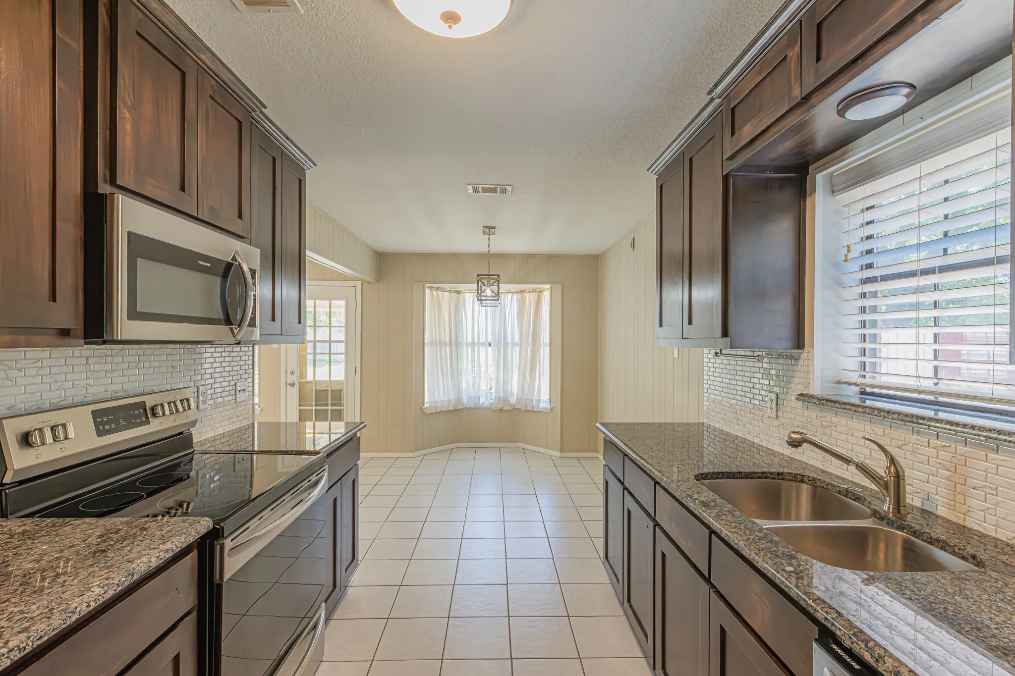 Single Family Residence For Sale in Hood County , 1015 Meadowlark Lane, Granbury, Texas 76048, 3 Bedroom, 2 Bathroom, 2 Garage spaces, 1,584 Sqft, built in 1986, mls#21349895, Real Estate Agent in Granbury, Homes For Sale in Hood county, Homes For Sale in Granbury, Realtor in Granbury Texas, Real Estate Brokerage Independent Realty Texas, Luminita Cordes Realtor