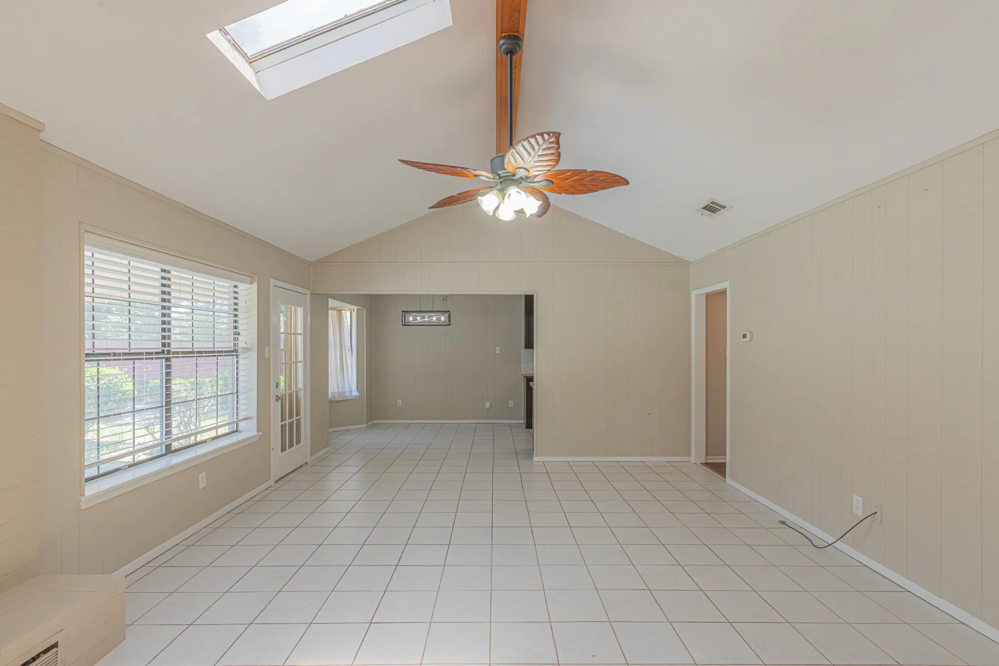 Single Family Residence For Sale in Hood County , 1015 Meadowlark Lane, Granbury, Texas 76048, 3 Bedroom, 2 Bathroom, 2 Garage spaces, 1,584 Sqft, built in 1986, mls#21349895, Real Estate Agent in Granbury, Homes For Sale in Hood county, Homes For Sale in Granbury, Realtor in Granbury Texas, Real Estate Brokerage Independent Realty Texas, Luminita Cordes Realtor