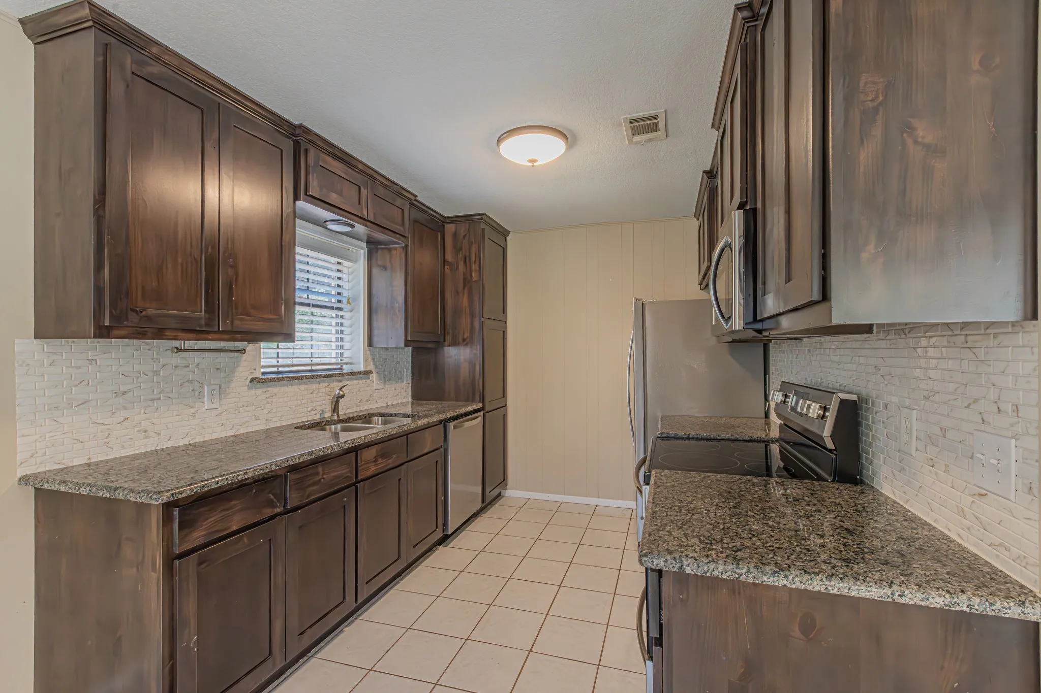 Single Family Residence For Sale in Hood County , 1015 Meadowlark Lane, Granbury, Texas 76048, 3 Bedroom, 2 Bathroom, 2 Garage spaces, 1,584 Sqft, built in 1986, mls#21349895, Real Estate Agent in Granbury, Homes For Sale in Hood county, Homes For Sale in Granbury, Realtor in Granbury Texas, Real Estate Brokerage Independent Realty Texas, Luminita Cordes Realtor