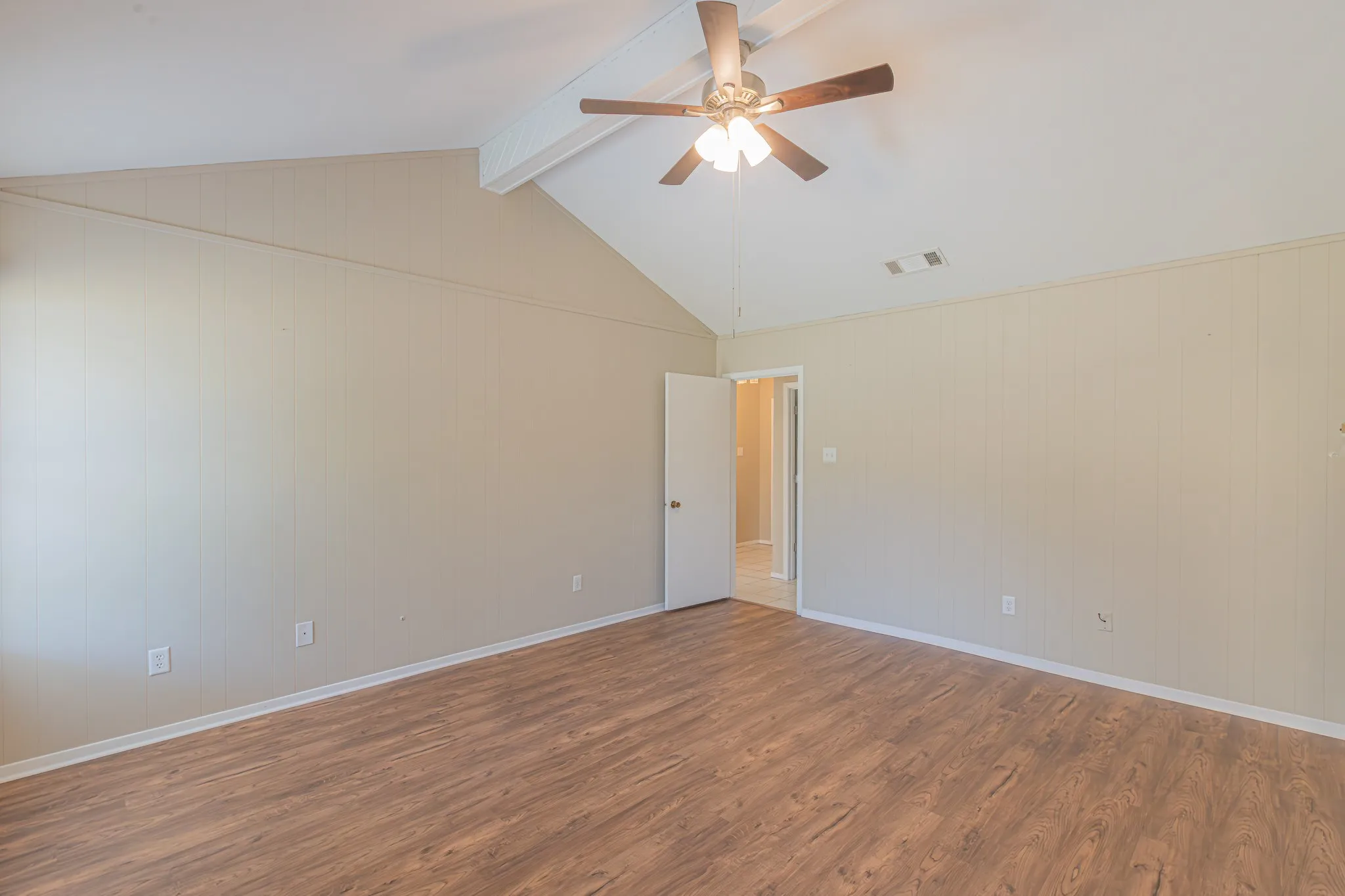 Single Family Residence For Sale in Hood County , 1015 Meadowlark Lane, Granbury, Texas 76048, 3 Bedroom, 2 Bathroom, 2 Garage spaces, 1,584 Sqft, built in 1986, mls#21349895, Real Estate Agent in Granbury, Homes For Sale in Hood county, Homes For Sale in Granbury, Realtor in Granbury Texas, Real Estate Brokerage Independent Realty Texas, Luminita Cordes Realtor