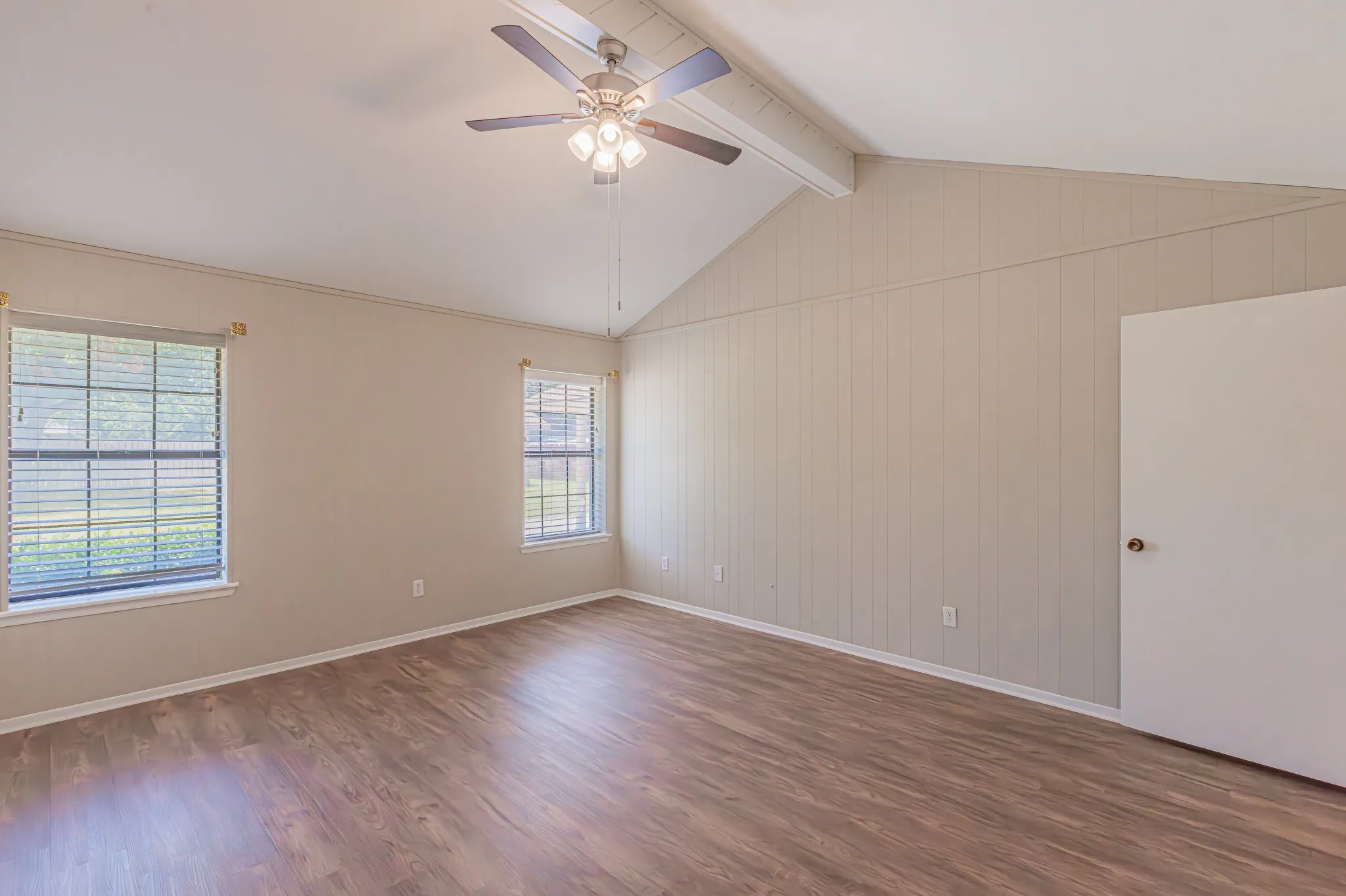 Single Family Residence For Sale in Hood County , 1015 Meadowlark Lane, Granbury, Texas 76048, 3 Bedroom, 2 Bathroom, 2 Garage spaces, 1,584 Sqft, built in 1986, mls#21349895, Real Estate Agent in Granbury, Homes For Sale in Hood county, Homes For Sale in Granbury, Realtor in Granbury Texas, Real Estate Brokerage Independent Realty Texas, Luminita Cordes Realtor