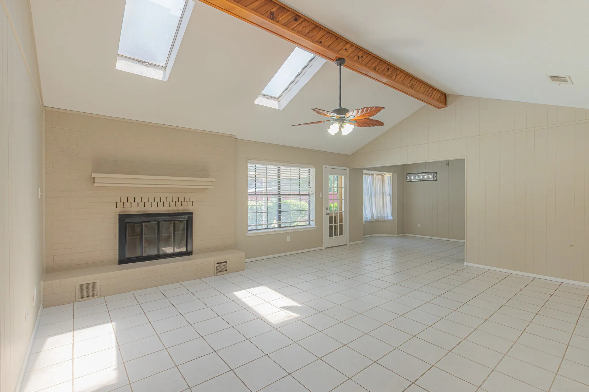 Single Family Residence For Sale in Hood County , 1015 Meadowlark Lane, Granbury, Texas 76048, 3 Bedroom, 2 Bathroom, 2 Garage spaces, 1,584 Sqft, built in 1986, mls#21349895, Real Estate Agent in Granbury, Homes For Sale in Hood county, Homes For Sale in Granbury, Realtor in Granbury Texas, Real Estate Brokerage Independent Realty Texas, Luminita Cordes Realtor