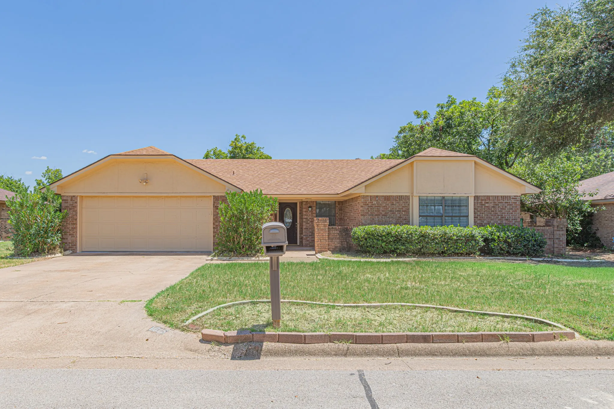 Single Family Residence For Sale in Hood County , 1015 Meadowlark Lane, Granbury, Texas 76048, 3 Bedroom, 2 Bathroom, 2 Garage spaces, 1,584 Sqft, built in 1986, mls#21349895, Real Estate Agent in Granbury, Homes For Sale in Hood county, Homes For Sale in Granbury, Realtor in Granbury Texas, Real Estate Brokerage Independent Realty Texas, Luminita Cordes Realtor