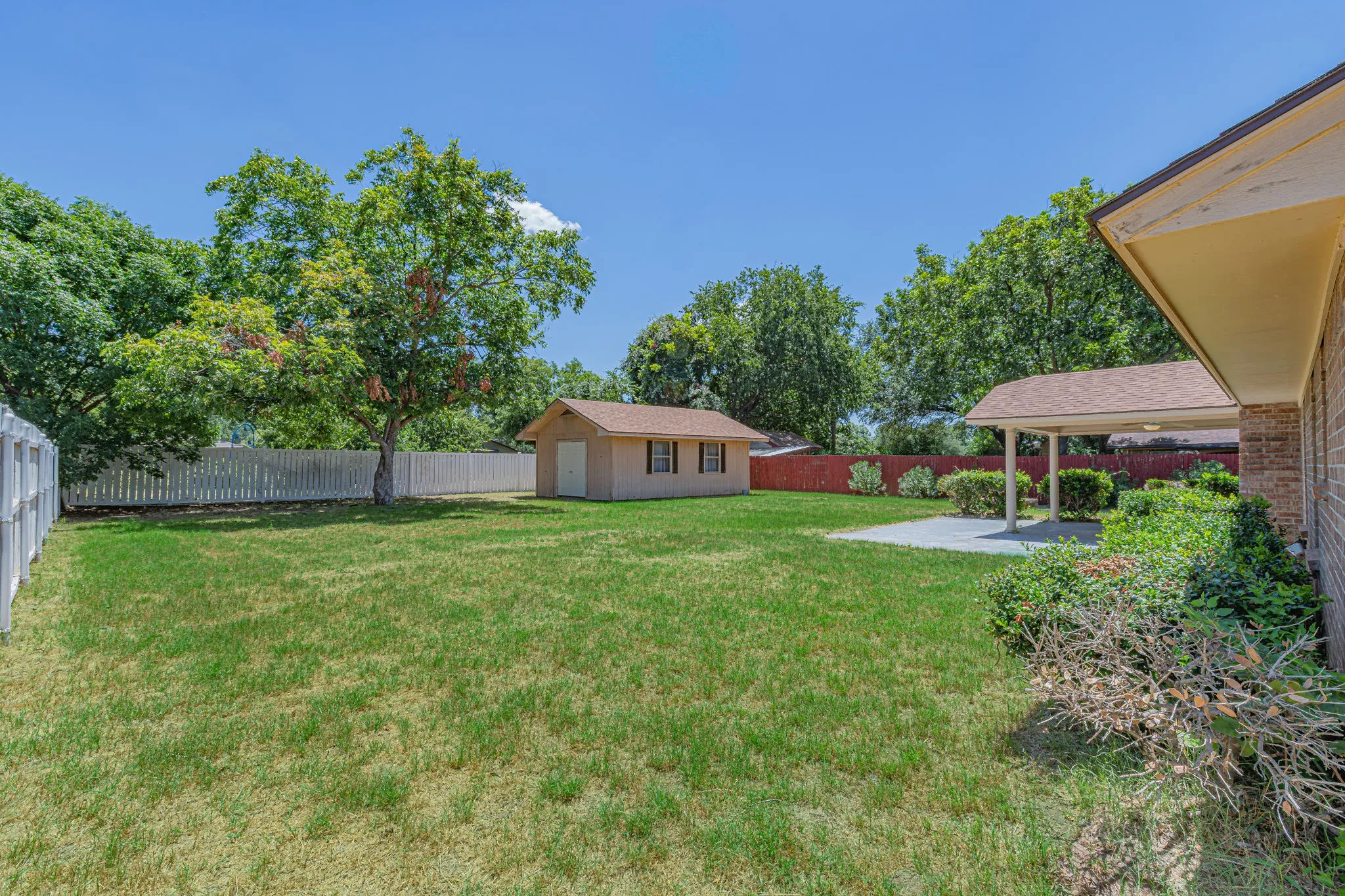 Single Family Residence For Sale in Hood County , 1015 Meadowlark Lane, Granbury, Texas 76048, 3 Bedroom, 2 Bathroom, 2 Garage spaces, 1,584 Sqft, built in 1986, mls#21349895, Real Estate Agent in Granbury, Homes For Sale in Hood county, Homes For Sale in Granbury, Realtor in Granbury Texas, Real Estate Brokerage Independent Realty Texas, Luminita Cordes Realtor