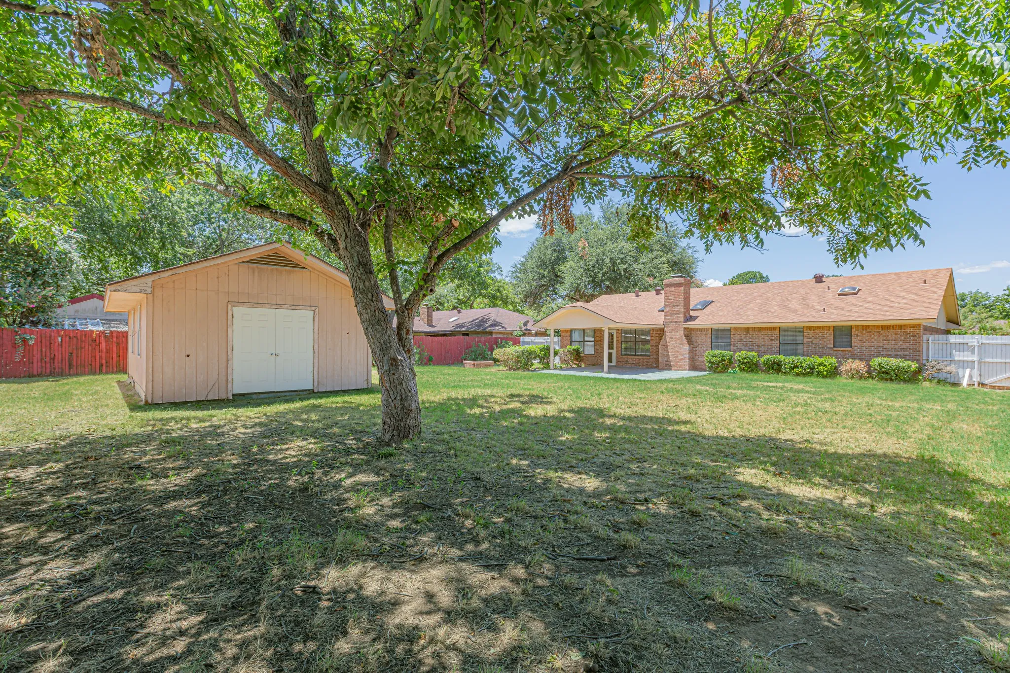 Single Family Residence For Sale in Hood County , 1015 Meadowlark Lane, Granbury, Texas 76048, 3 Bedroom, 2 Bathroom, 2 Garage spaces, 1,584 Sqft, built in 1986, mls#21349895, Real Estate Agent in Granbury, Homes For Sale in Hood county, Homes For Sale in Granbury, Realtor in Granbury Texas, Real Estate Brokerage Independent Realty Texas, Luminita Cordes Realtor