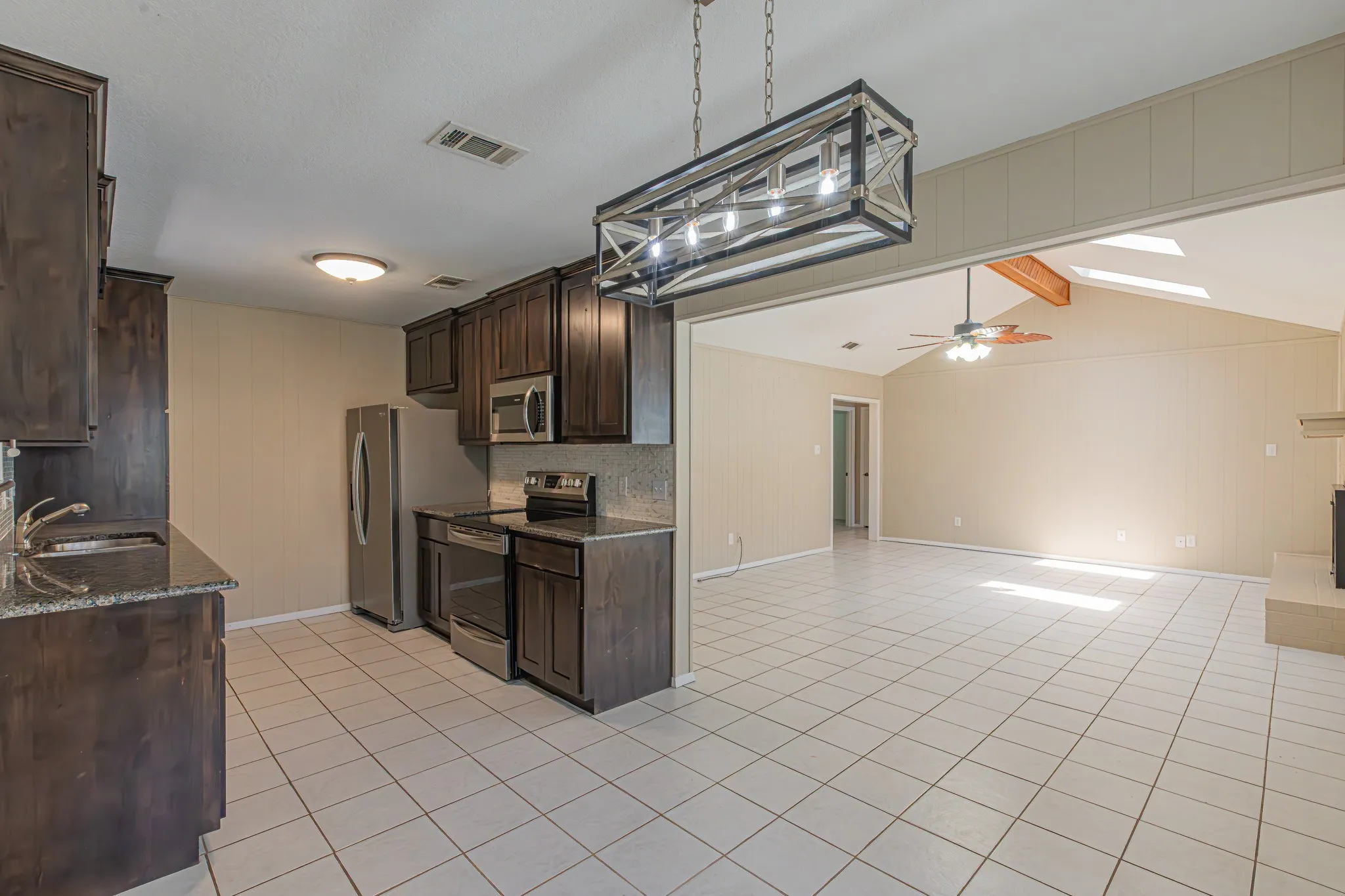Single Family Residence For Sale in Hood County , 1015 Meadowlark Lane, Granbury, Texas 76048, 3 Bedroom, 2 Bathroom, 2 Garage spaces, 1,584 Sqft, built in 1986, mls#21349895, Real Estate Agent in Granbury, Homes For Sale in Hood county, Homes For Sale in Granbury, Realtor in Granbury Texas, Real Estate Brokerage Independent Realty Texas, Luminita Cordes Realtor