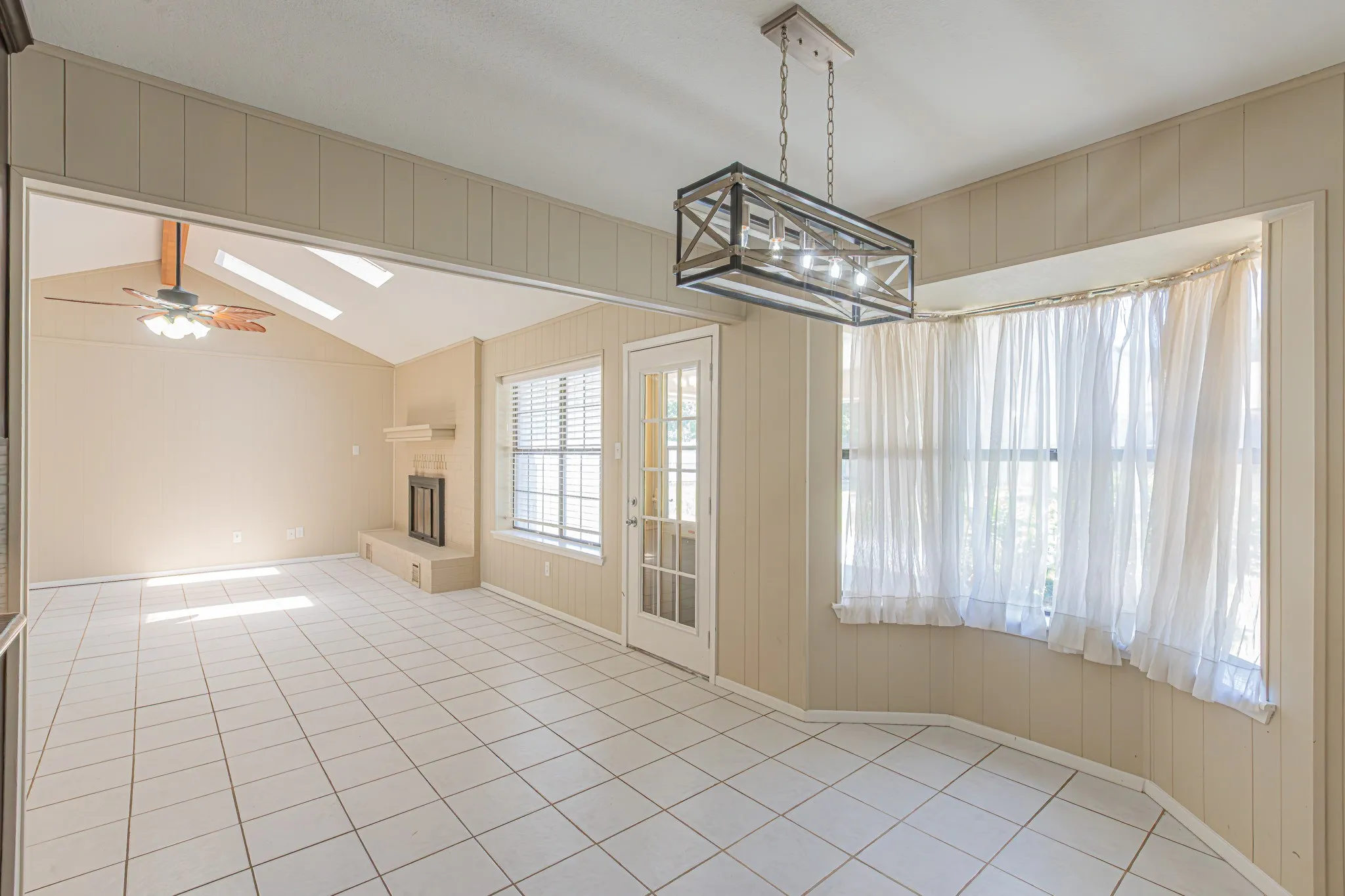 Single Family Residence For Sale in Hood County , 1015 Meadowlark Lane, Granbury, Texas 76048, 3 Bedroom, 2 Bathroom, 2 Garage spaces, 1,584 Sqft, built in 1986, mls#21349895, Real Estate Agent in Granbury, Homes For Sale in Hood county, Homes For Sale in Granbury, Realtor in Granbury Texas, Real Estate Brokerage Independent Realty Texas, Luminita Cordes Realtor