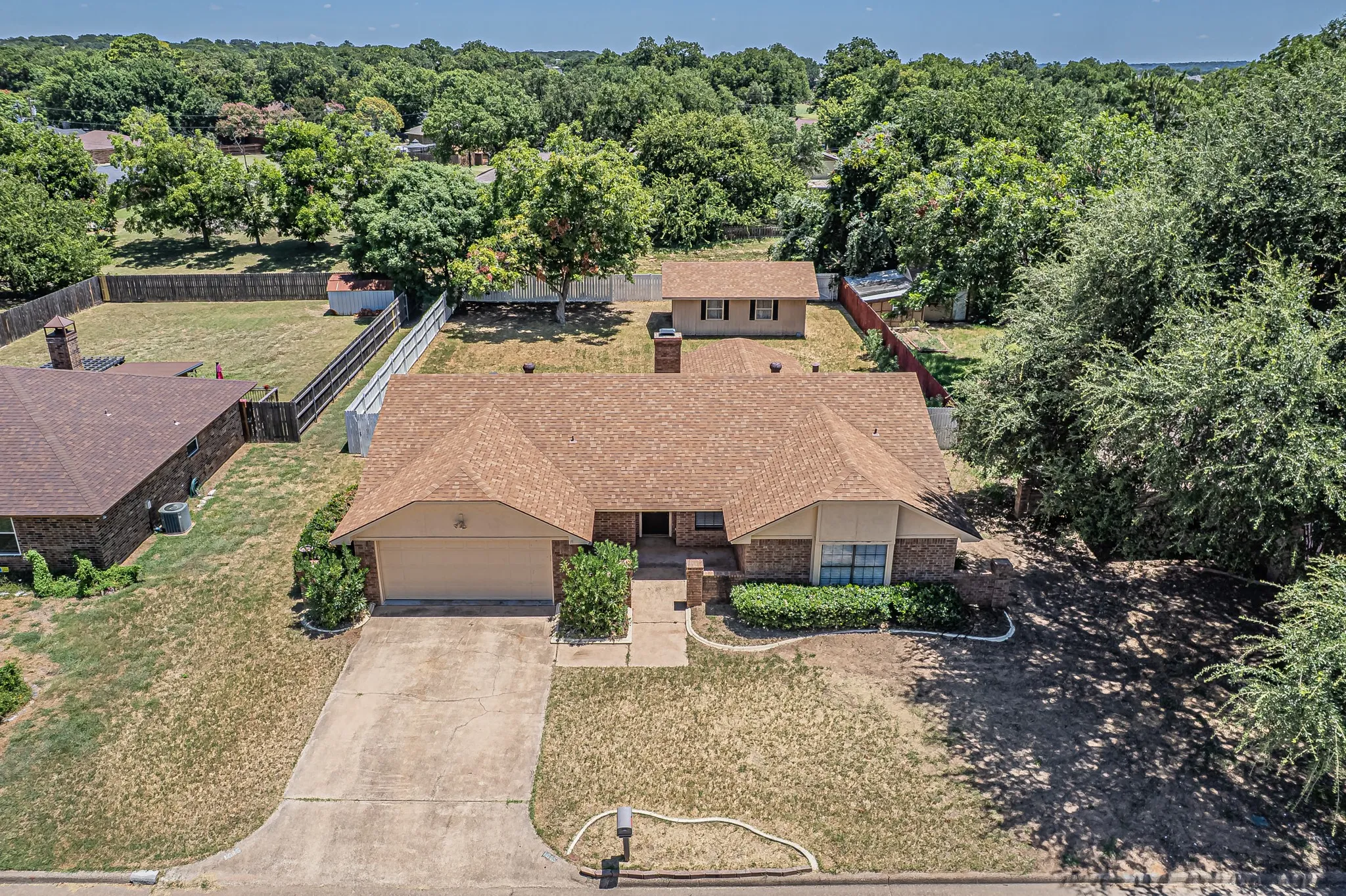 Single Family Residence For Sale in Hood County , 1015 Meadowlark Lane, Granbury, Texas 76048, 3 Bedroom, 2 Bathroom, 2 Garage spaces, 1,584 Sqft, built in 1986, mls#21349895, Real Estate Agent in Granbury, Homes For Sale in Hood county, Homes For Sale in Granbury, Realtor in Granbury Texas, Real Estate Brokerage Independent Realty Texas, Luminita Cordes Realtor