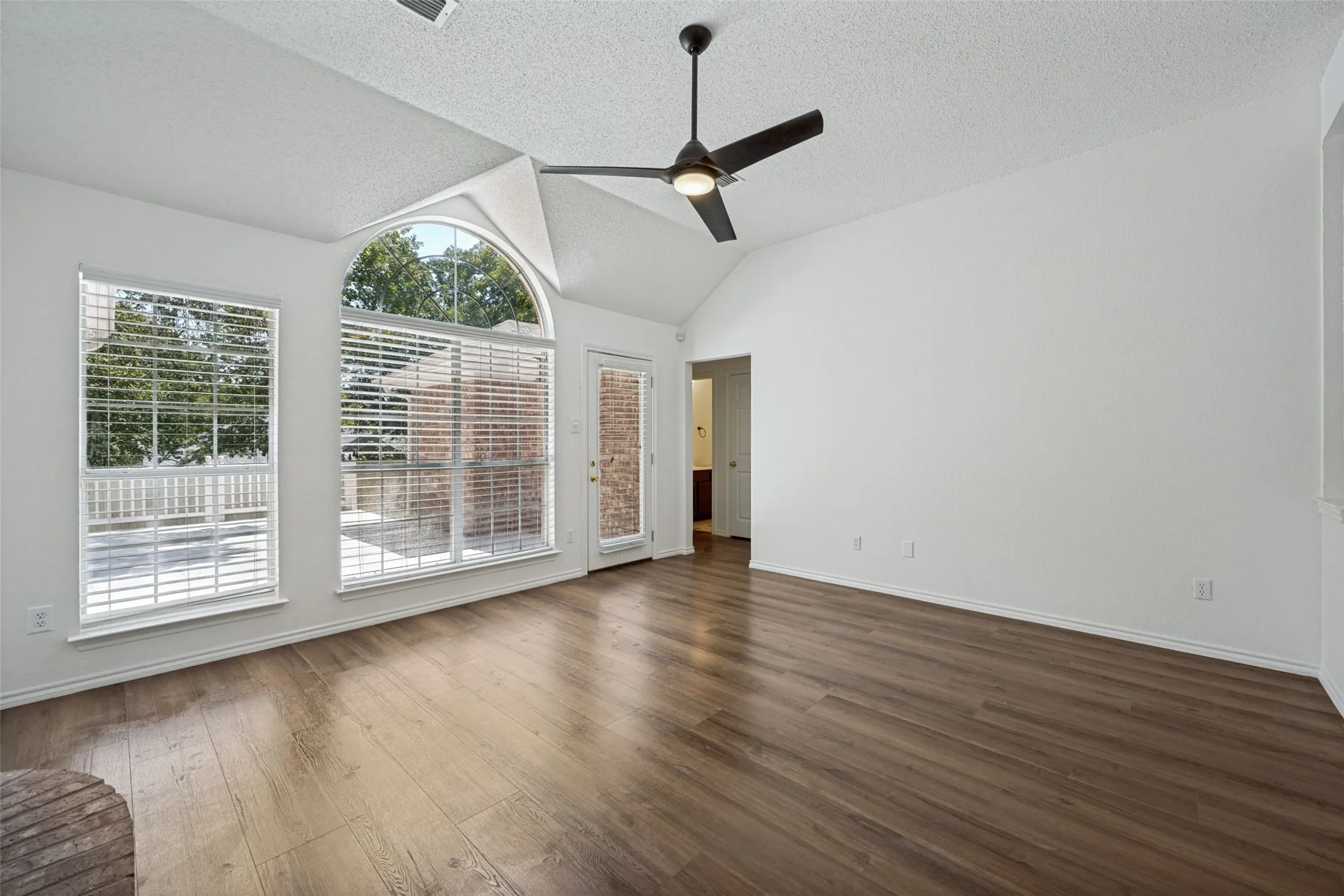Single Family Residence For Sale in Tarrant County , 1521 Morrison Drive, Fort Worth, Texas 76112, 3 Bedroom, 2 Bathroom, 2 Garage spaces, 1,381 Sqft, built in 1993, mls#21351958, Real Estate Agent in Fort Worth, Homes For Sale in Tarrant county, Homes For Sale in Fort Worth, Realtor in Fort Worth Texas, Real Estate Brokerage Independent Realty Texas, Luminita Cordes Realtor