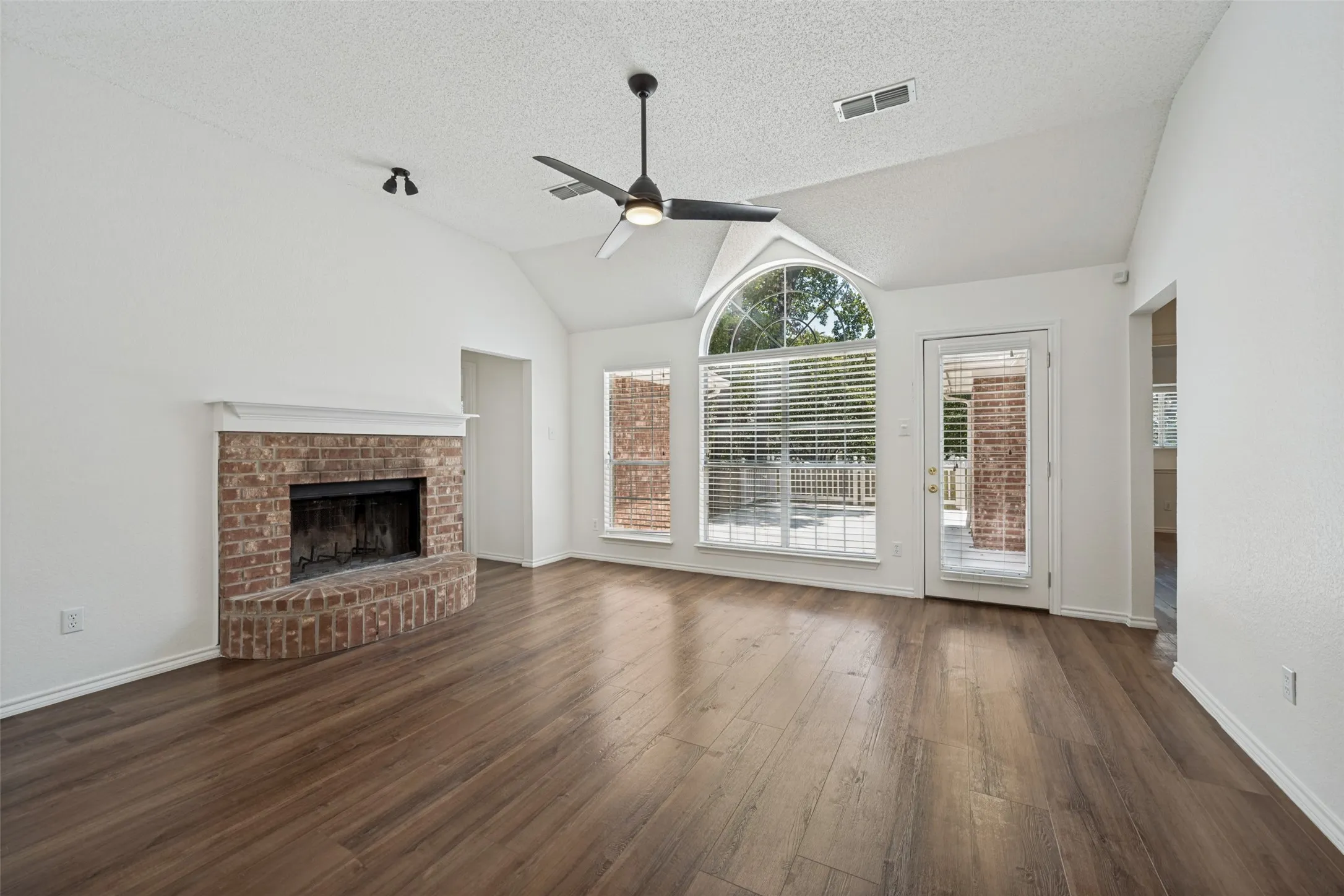 Single Family Residence For Sale in Tarrant County , 1521 Morrison Drive, Fort Worth, Texas 76112, 3 Bedroom, 2 Bathroom, 2 Garage spaces, 1,381 Sqft, built in 1993, mls#21351958, Real Estate Agent in Fort Worth, Homes For Sale in Tarrant county, Homes For Sale in Fort Worth, Realtor in Fort Worth Texas, Real Estate Brokerage Independent Realty Texas, Luminita Cordes Realtor