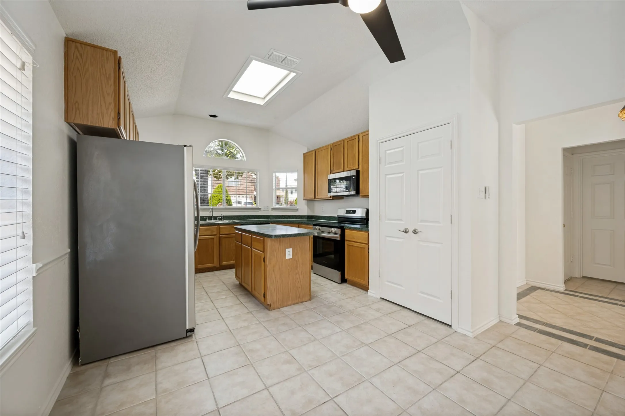 Single Family Residence For Sale in Tarrant County , 1521 Morrison Drive, Fort Worth, Texas 76112, 3 Bedroom, 2 Bathroom, 2 Garage spaces, 1,381 Sqft, built in 1993, mls#21351958, Real Estate Agent in Fort Worth, Homes For Sale in Tarrant county, Homes For Sale in Fort Worth, Realtor in Fort Worth Texas, Real Estate Brokerage Independent Realty Texas, Luminita Cordes Realtor