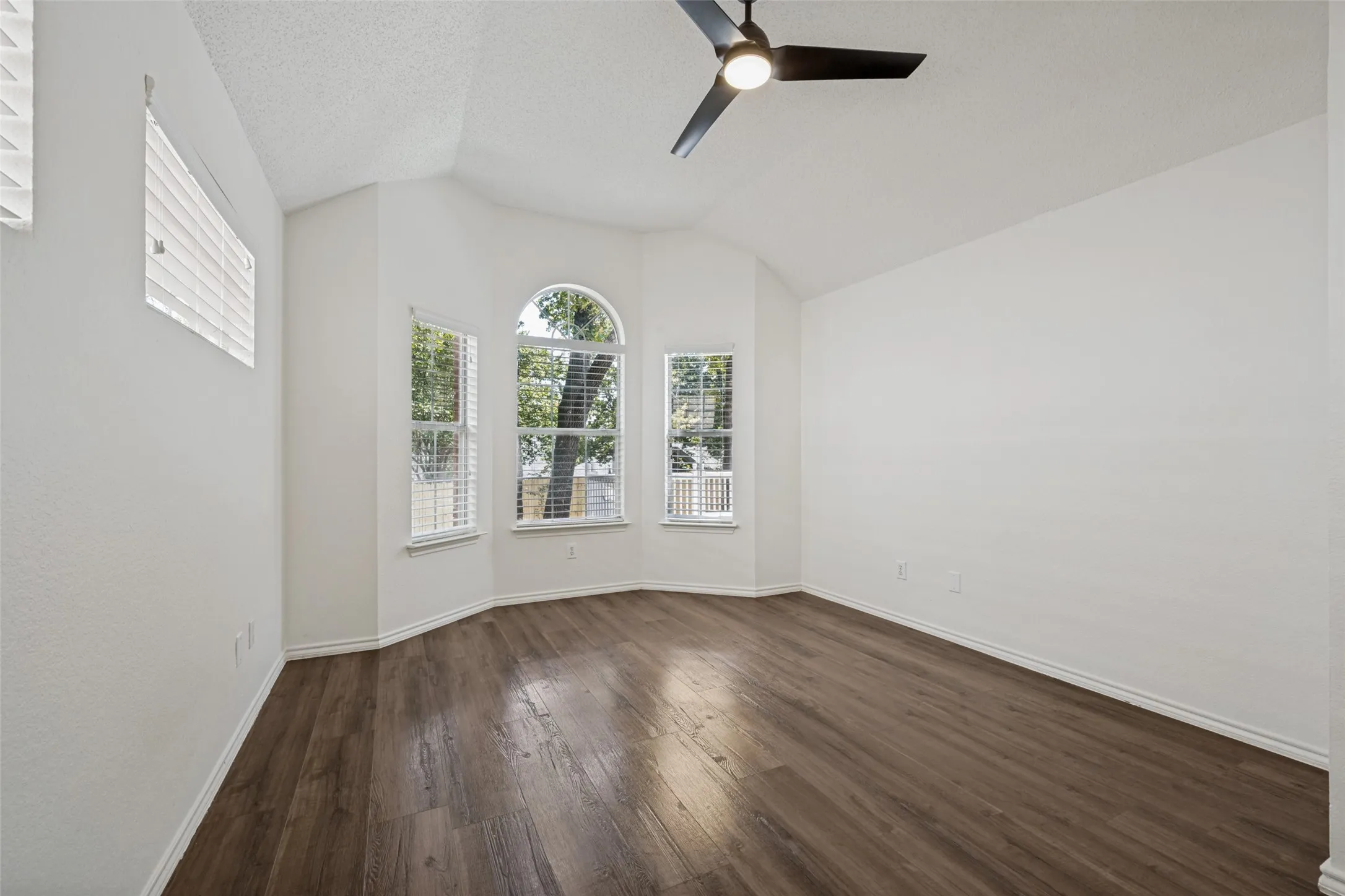 Single Family Residence For Sale in Tarrant County , 1521 Morrison Drive, Fort Worth, Texas 76112, 3 Bedroom, 2 Bathroom, 2 Garage spaces, 1,381 Sqft, built in 1993, mls#21351958, Real Estate Agent in Fort Worth, Homes For Sale in Tarrant county, Homes For Sale in Fort Worth, Realtor in Fort Worth Texas, Real Estate Brokerage Independent Realty Texas, Luminita Cordes Realtor