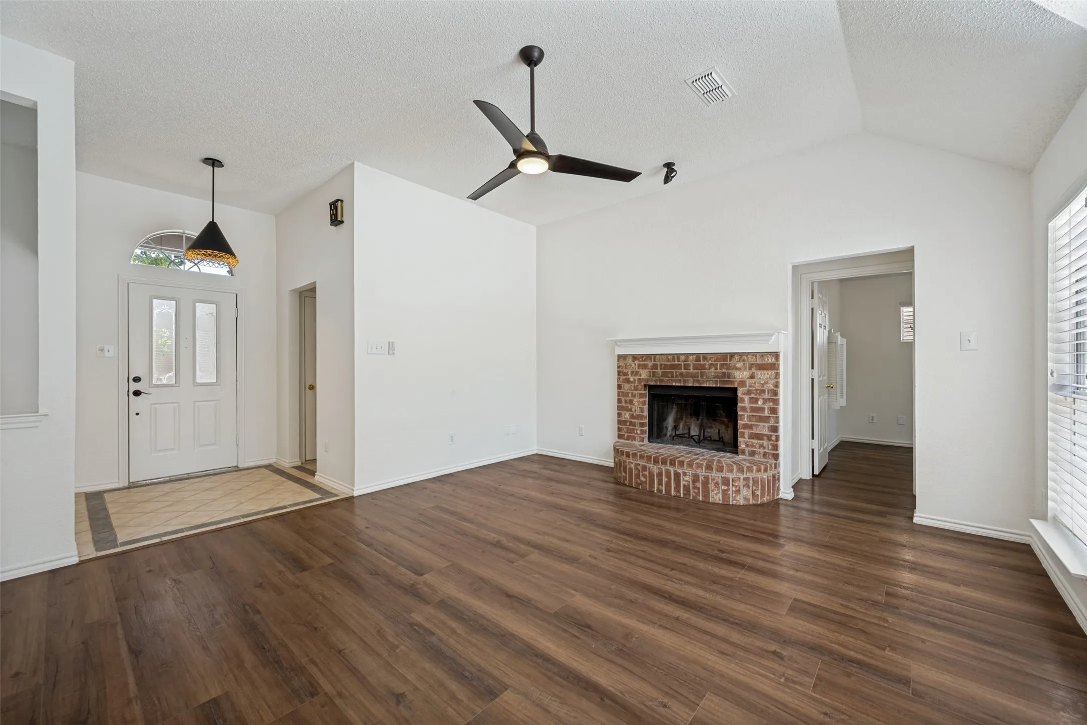 Single Family Residence For Sale in Tarrant County , 1521 Morrison Drive, Fort Worth, Texas 76112, 3 Bedroom, 2 Bathroom, 2 Garage spaces, 1,381 Sqft, built in 1993, mls#21351958, Real Estate Agent in Fort Worth, Homes For Sale in Tarrant county, Homes For Sale in Fort Worth, Realtor in Fort Worth Texas, Real Estate Brokerage Independent Realty Texas, Luminita Cordes Realtor