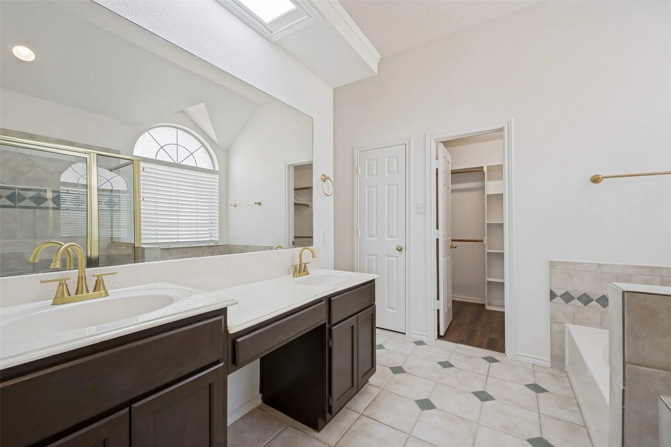 Single Family Residence For Sale in Tarrant County , 1521 Morrison Drive, Fort Worth, Texas 76112, 3 Bedroom, 2 Bathroom, 2 Garage spaces, 1,381 Sqft, built in 1993, mls#21351958, Real Estate Agent in Fort Worth, Homes For Sale in Tarrant county, Homes For Sale in Fort Worth, Realtor in Fort Worth Texas, Real Estate Brokerage Independent Realty Texas, Luminita Cordes Realtor