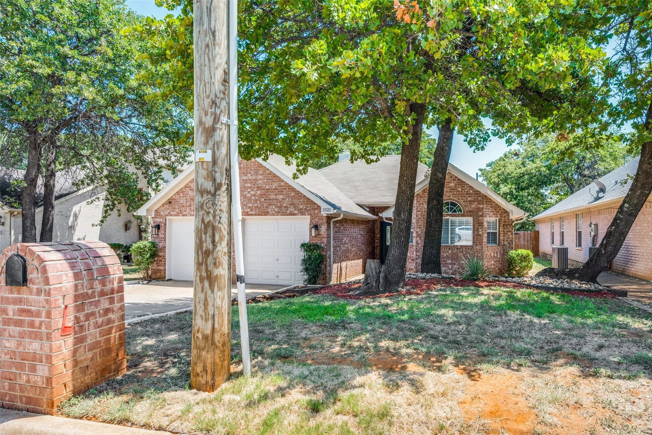 Single Family Residence For Sale in Tarrant County , 1521 Morrison Drive, Fort Worth, Texas 76112, 3 Bedroom, 2 Bathroom, 2 Garage spaces, 1,381 Sqft, built in 1993, mls#21351958, Real Estate Agent in Fort Worth, Homes For Sale in Tarrant county, Homes For Sale in Fort Worth, Realtor in Fort Worth Texas, Real Estate Brokerage Independent Realty Texas, Luminita Cordes Realtor