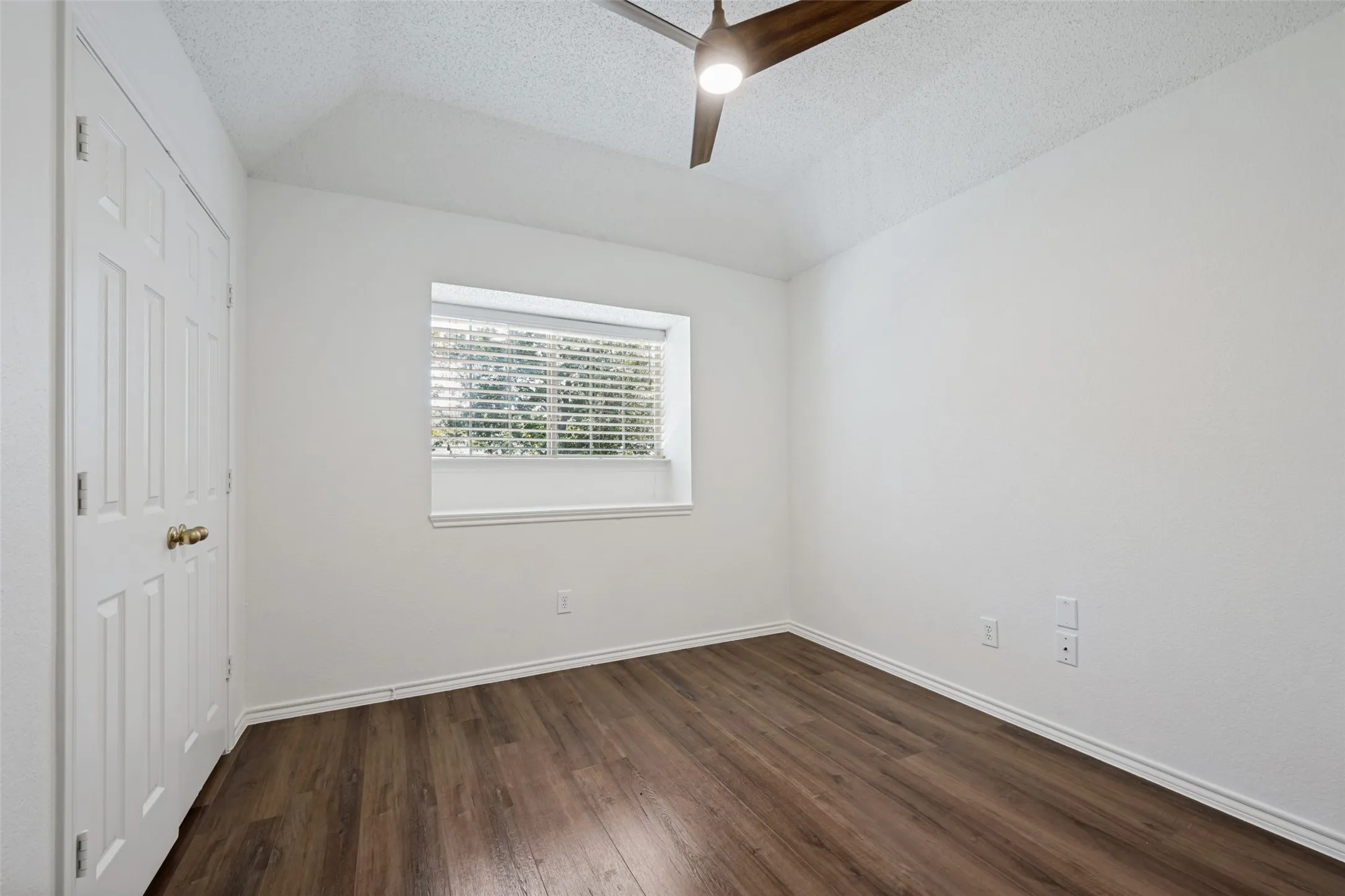 Single Family Residence For Sale in Tarrant County , 1521 Morrison Drive, Fort Worth, Texas 76112, 3 Bedroom, 2 Bathroom, 2 Garage spaces, 1,381 Sqft, built in 1993, mls#21351958, Real Estate Agent in Fort Worth, Homes For Sale in Tarrant county, Homes For Sale in Fort Worth, Realtor in Fort Worth Texas, Real Estate Brokerage Independent Realty Texas, Luminita Cordes Realtor