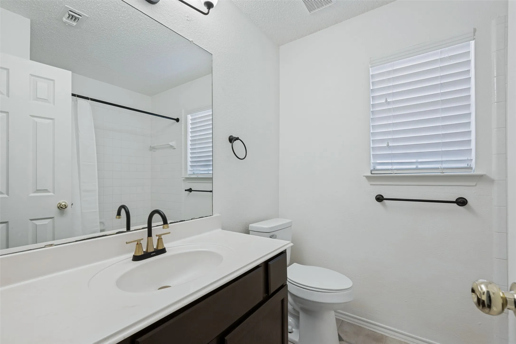 Single Family Residence For Sale in Tarrant County , 1521 Morrison Drive, Fort Worth, Texas 76112, 3 Bedroom, 2 Bathroom, 2 Garage spaces, 1,381 Sqft, built in 1993, mls#21351958, Real Estate Agent in Fort Worth, Homes For Sale in Tarrant county, Homes For Sale in Fort Worth, Realtor in Fort Worth Texas, Real Estate Brokerage Independent Realty Texas, Luminita Cordes Realtor