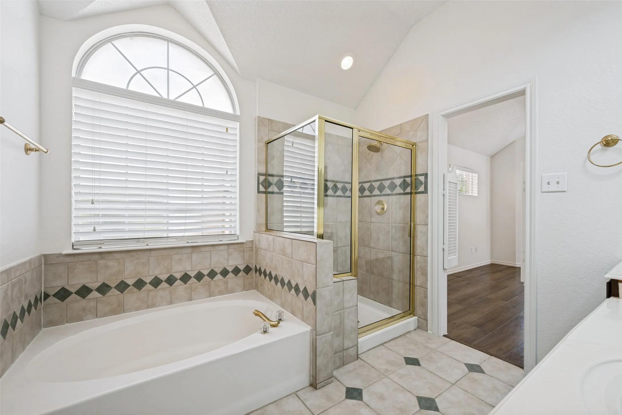 Single Family Residence For Sale in Tarrant County , 1521 Morrison Drive, Fort Worth, Texas 76112, 3 Bedroom, 2 Bathroom, 2 Garage spaces, 1,381 Sqft, built in 1993, mls#21351958, Real Estate Agent in Fort Worth, Homes For Sale in Tarrant county, Homes For Sale in Fort Worth, Realtor in Fort Worth Texas, Real Estate Brokerage Independent Realty Texas, Luminita Cordes Realtor