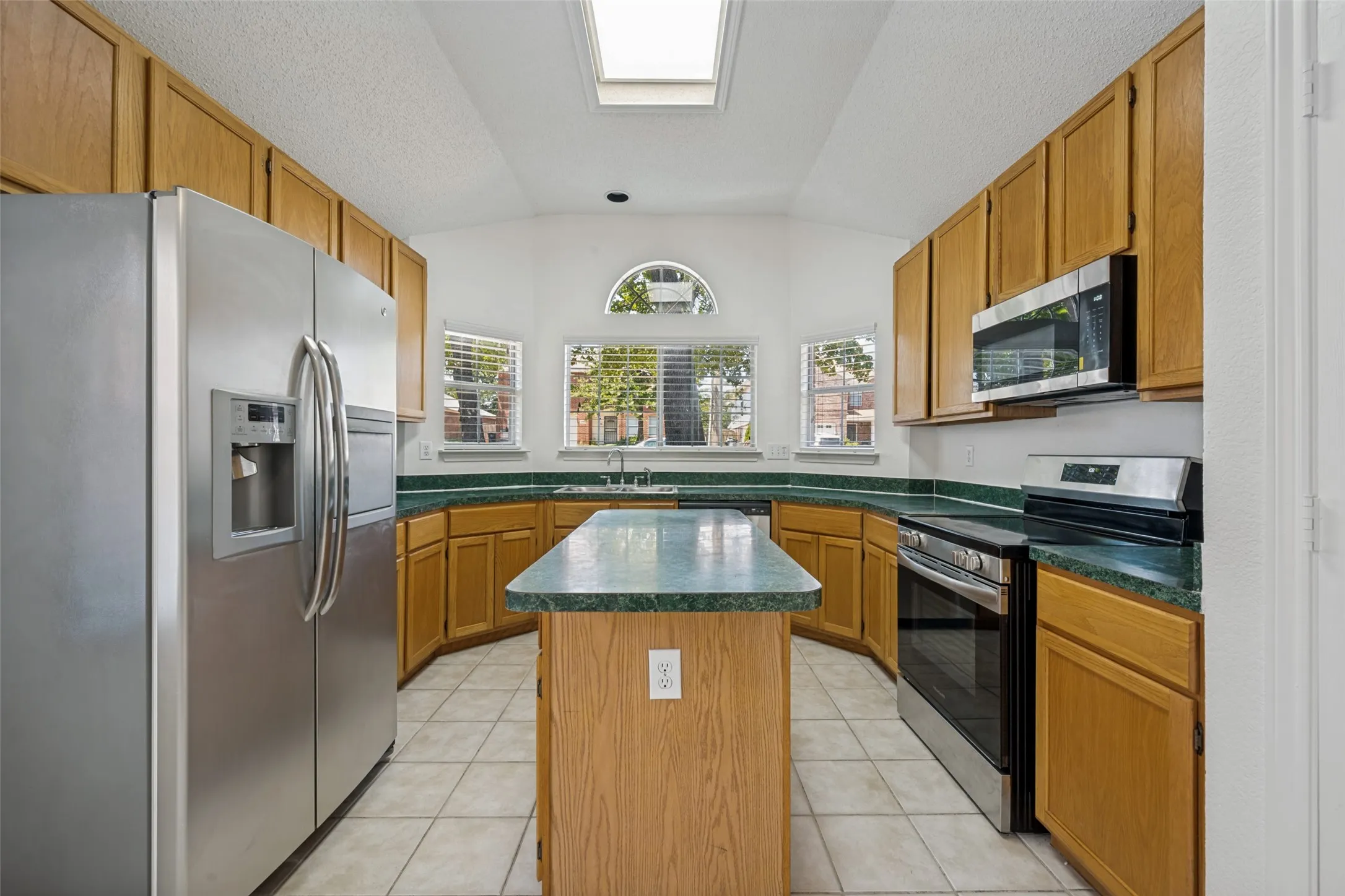 Single Family Residence For Sale in Tarrant County , 1521 Morrison Drive, Fort Worth, Texas 76112, 3 Bedroom, 2 Bathroom, 2 Garage spaces, 1,381 Sqft, built in 1993, mls#21351958, Real Estate Agent in Fort Worth, Homes For Sale in Tarrant county, Homes For Sale in Fort Worth, Realtor in Fort Worth Texas, Real Estate Brokerage Independent Realty Texas, Luminita Cordes Realtor
