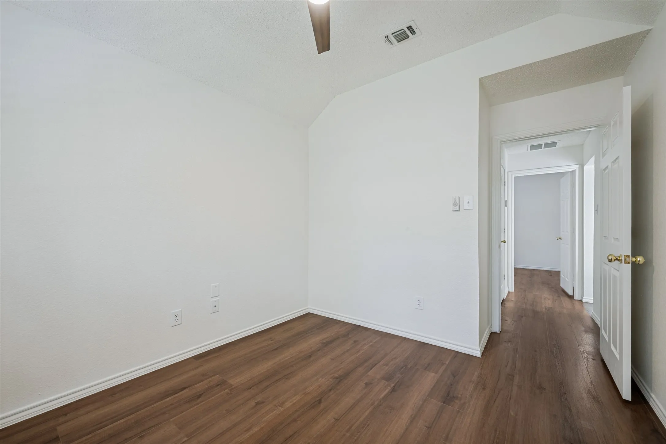 Single Family Residence For Sale in Tarrant County , 1521 Morrison Drive, Fort Worth, Texas 76112, 3 Bedroom, 2 Bathroom, 2 Garage spaces, 1,381 Sqft, built in 1993, mls#21351958, Real Estate Agent in Fort Worth, Homes For Sale in Tarrant county, Homes For Sale in Fort Worth, Realtor in Fort Worth Texas, Real Estate Brokerage Independent Realty Texas, Luminita Cordes Realtor