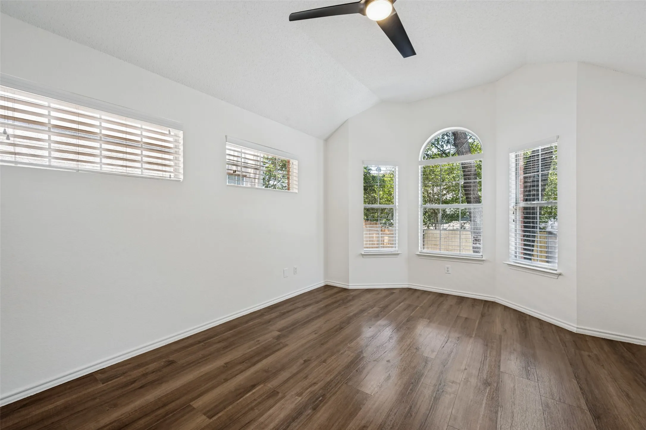 Single Family Residence For Sale in Tarrant County , 1521 Morrison Drive, Fort Worth, Texas 76112, 3 Bedroom, 2 Bathroom, 2 Garage spaces, 1,381 Sqft, built in 1993, mls#21351958, Real Estate Agent in Fort Worth, Homes For Sale in Tarrant county, Homes For Sale in Fort Worth, Realtor in Fort Worth Texas, Real Estate Brokerage Independent Realty Texas, Luminita Cordes Realtor