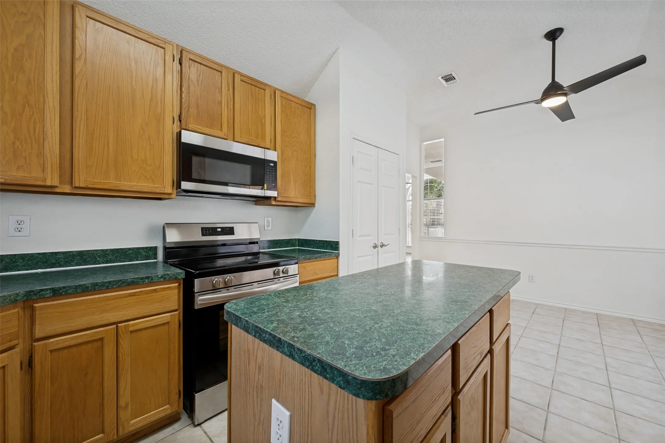 Single Family Residence For Sale in Tarrant County , 1521 Morrison Drive, Fort Worth, Texas 76112, 3 Bedroom, 2 Bathroom, 2 Garage spaces, 1,381 Sqft, built in 1993, mls#21351958, Real Estate Agent in Fort Worth, Homes For Sale in Tarrant county, Homes For Sale in Fort Worth, Realtor in Fort Worth Texas, Real Estate Brokerage Independent Realty Texas, Luminita Cordes Realtor