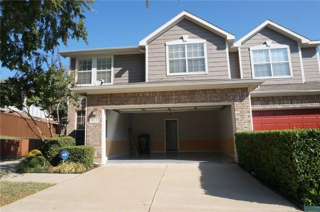 Townhouse For Rent in Collin County , 917 Avondale Lane, Plano, Texas 75025, 3 Bedroom, 3 Bathroom, 2 Garage spaces, 1,939 Sqft, built in 1999, mls#21351963, Real Estate Agent in Plano, Homes For Rent in Collin county, Homes For Rent in Plano, Realtor in Plano Texas, Real Estate Brokerage Independent Realty Texas, Luminita Cordes Realtor