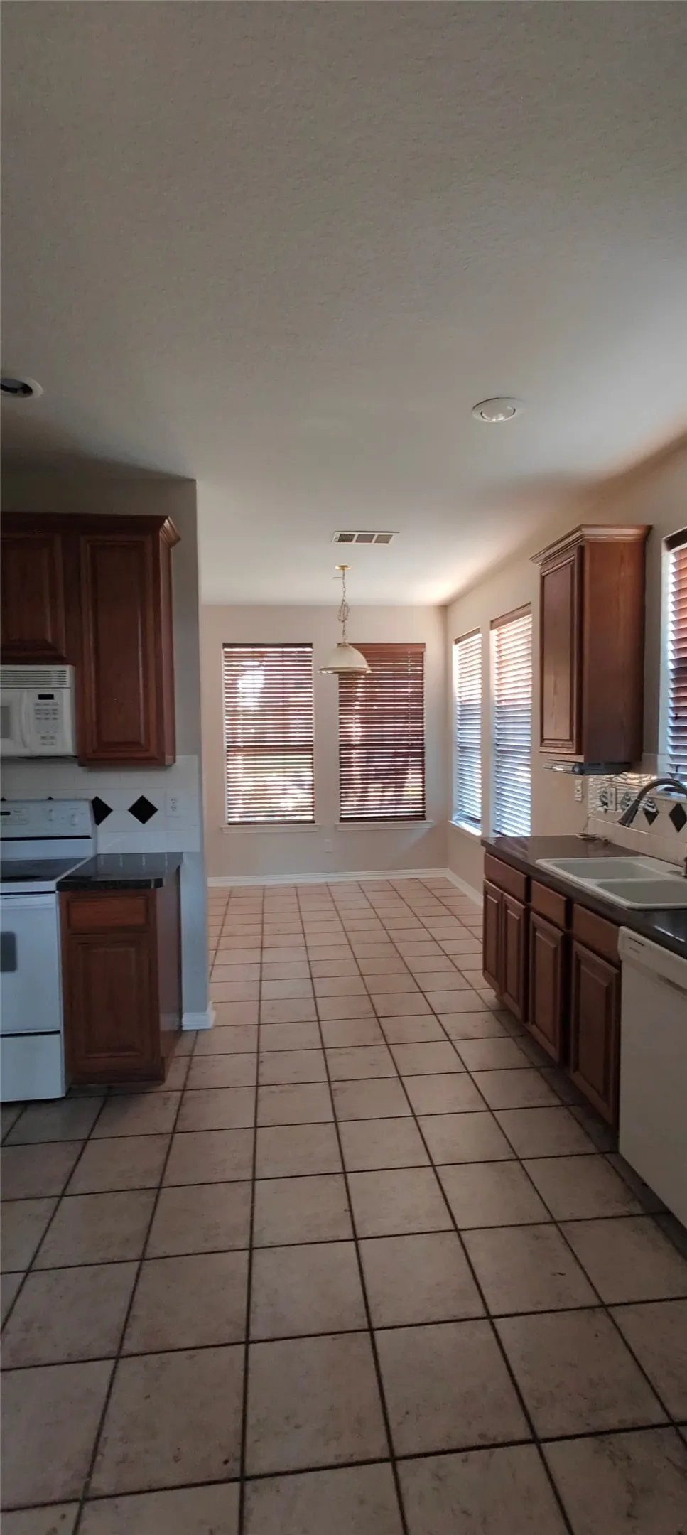 Townhouse For Rent in Collin County , 917 Avondale Lane, Plano, Texas 75025, 3 Bedroom, 3 Bathroom, 2 Garage spaces, 1,939 Sqft, built in 1999, mls#21351963, Real Estate Agent in Plano, Homes For Rent in Collin county, Homes For Rent in Plano, Realtor in Plano Texas, Real Estate Brokerage Independent Realty Texas, Luminita Cordes Realtor