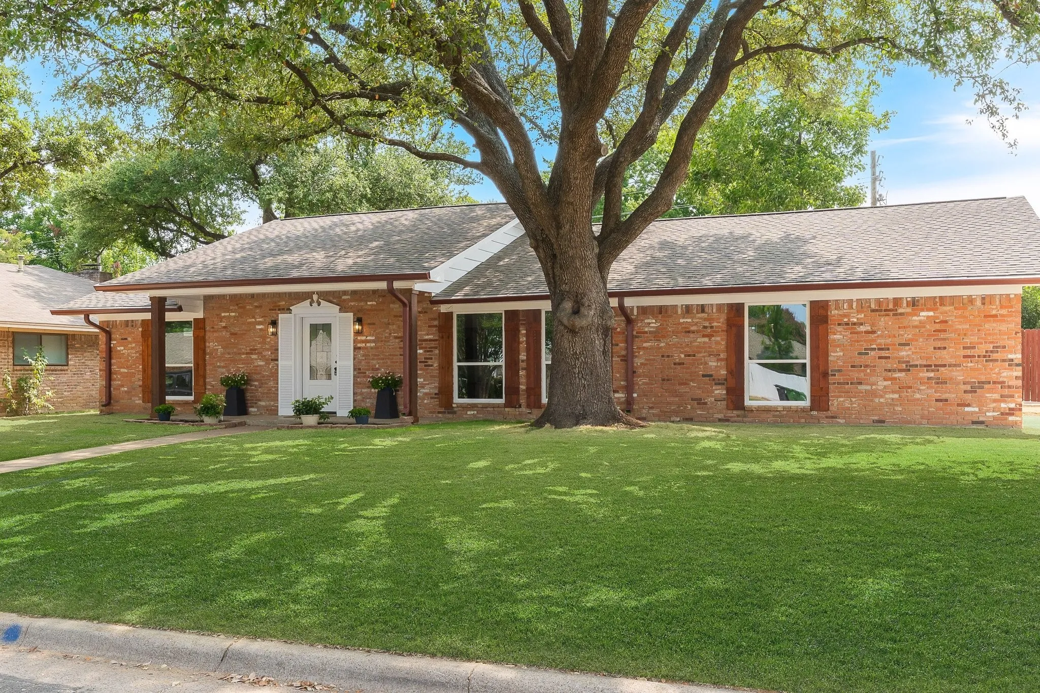 Single Family Residence For Sale in Tarrant County , 1815 Lakemont Drive, Arlington, Texas 76013, 4 Bedroom, 3 Bathroom, 2 Garage spaces, 2,006 Sqft, built in 1970, mls#21352087, Real Estate Agent in Arlington, Homes For Sale in Tarrant county, Homes For Sale in Arlington, Realtor in Arlington Texas, Real Estate Brokerage Independent Realty Texas, Luminita Cordes Realtor