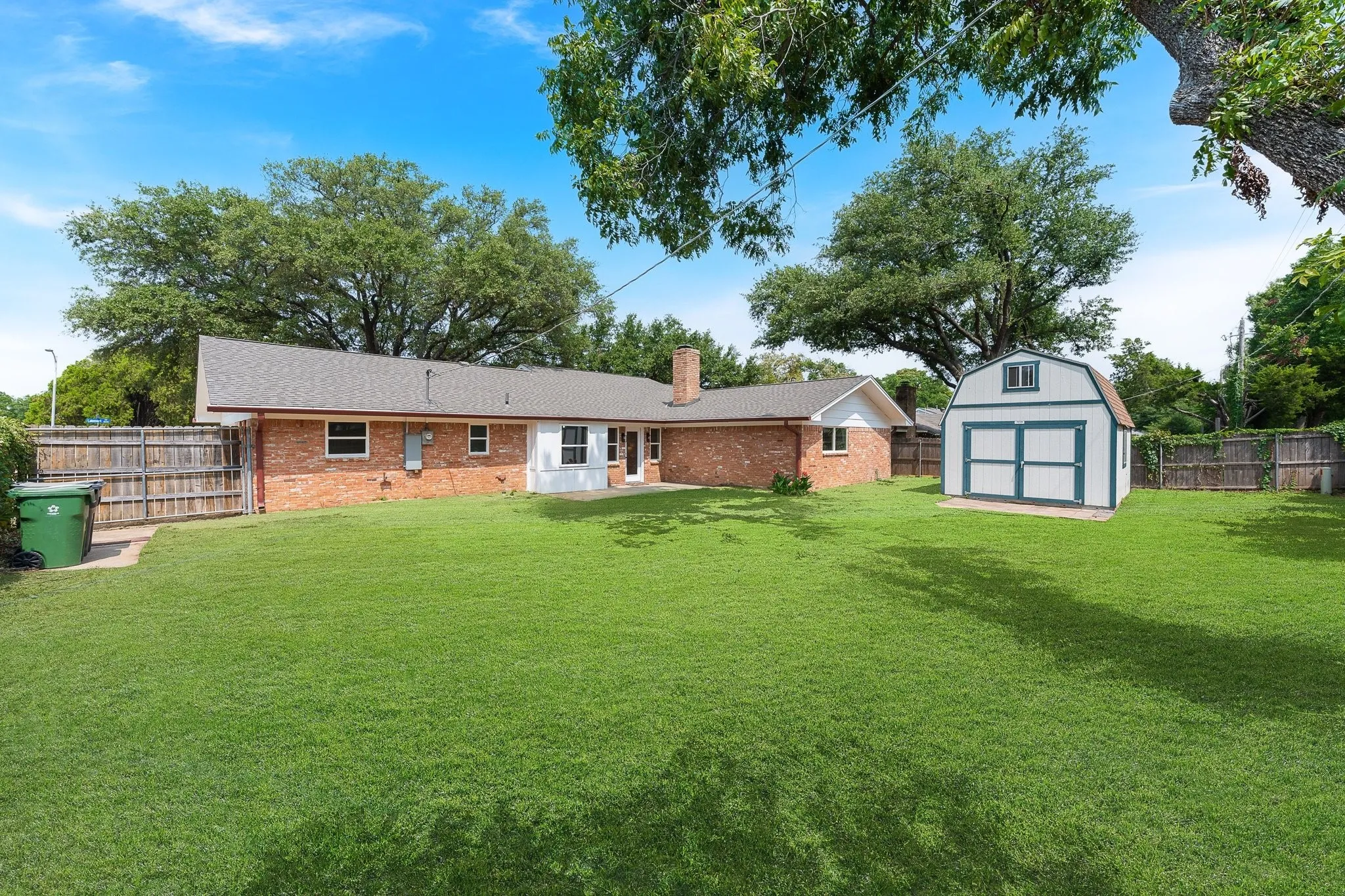 Single Family Residence For Sale in Tarrant County , 1815 Lakemont Drive, Arlington, Texas 76013, 4 Bedroom, 3 Bathroom, 2 Garage spaces, 2,006 Sqft, built in 1970, mls#21352087, Real Estate Agent in Arlington, Homes For Sale in Tarrant county, Homes For Sale in Arlington, Realtor in Arlington Texas, Real Estate Brokerage Independent Realty Texas, Luminita Cordes Realtor