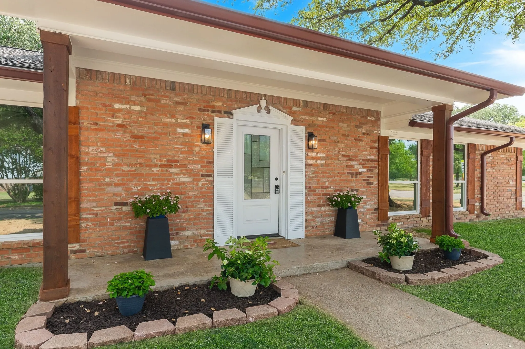 Single Family Residence For Sale in Tarrant County , 1815 Lakemont Drive, Arlington, Texas 76013, 4 Bedroom, 3 Bathroom, 2 Garage spaces, 2,006 Sqft, built in 1970, mls#21352087, Real Estate Agent in Arlington, Homes For Sale in Tarrant county, Homes For Sale in Arlington, Realtor in Arlington Texas, Real Estate Brokerage Independent Realty Texas, Luminita Cordes Realtor