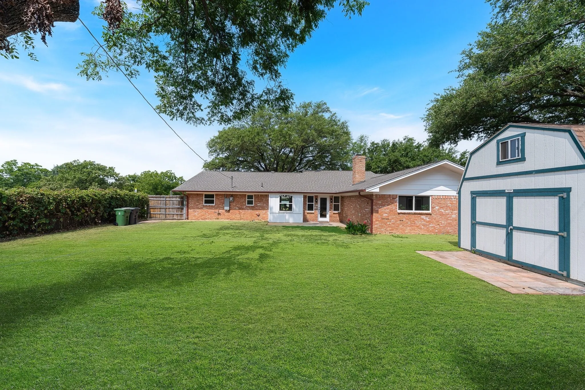 Single Family Residence For Sale in Tarrant County , 1815 Lakemont Drive, Arlington, Texas 76013, 4 Bedroom, 3 Bathroom, 2 Garage spaces, 2,006 Sqft, built in 1970, mls#21352087, Real Estate Agent in Arlington, Homes For Sale in Tarrant county, Homes For Sale in Arlington, Realtor in Arlington Texas, Real Estate Brokerage Independent Realty Texas, Luminita Cordes Realtor