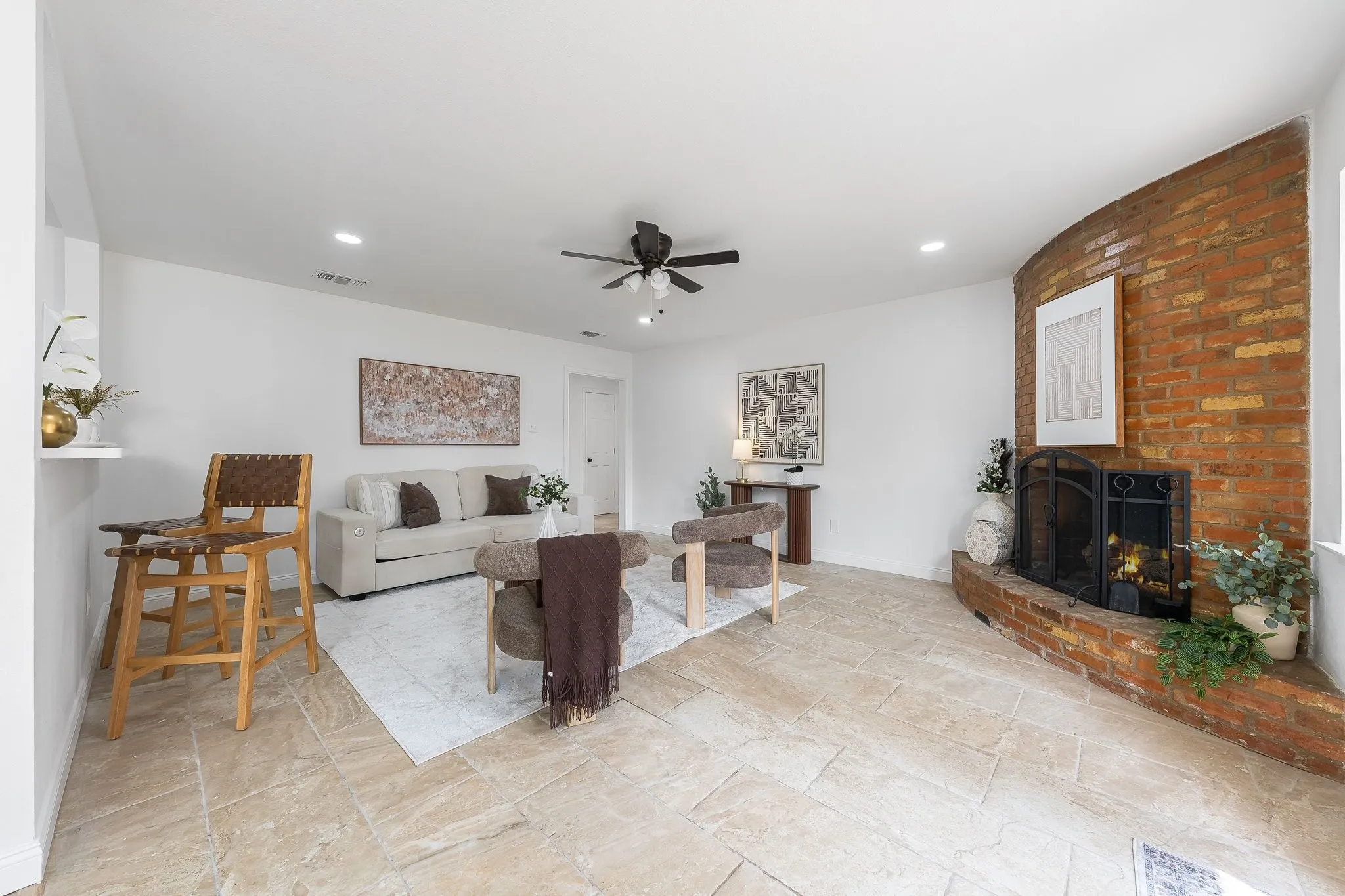 Single Family Residence For Sale in Tarrant County , 1815 Lakemont Drive, Arlington, Texas 76013, 4 Bedroom, 3 Bathroom, 2 Garage spaces, 2,006 Sqft, built in 1970, mls#21352087, Real Estate Agent in Arlington, Homes For Sale in Tarrant county, Homes For Sale in Arlington, Realtor in Arlington Texas, Real Estate Brokerage Independent Realty Texas, Luminita Cordes Realtor
