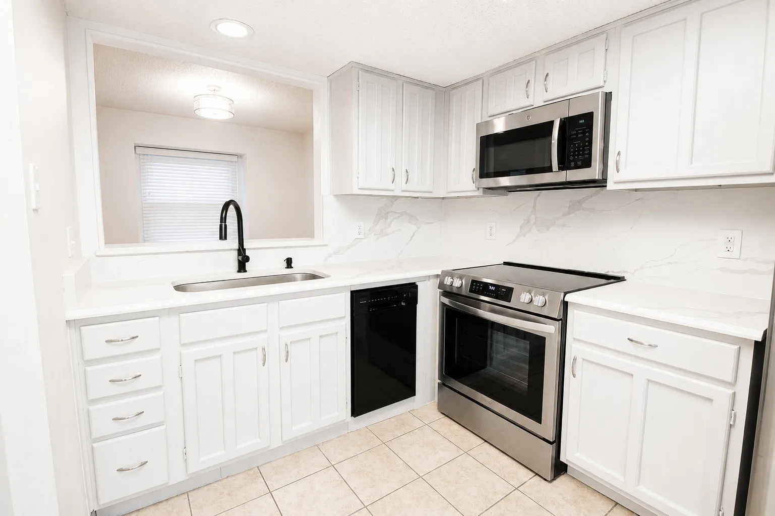 Condominium For Sale in Bexar County , 14122 Churchill Estates Boulevard, San Antonio, Texas 78248, 2 Bedroom, 2 Bathroom, 1 Garage spaces, 902 Sqft, built in 1982, mls#21352095, Real Estate Agent in San Antonio, Homes For Sale in Bexar county, Homes For Sale in San Antonio, Realtor in San Antonio Texas, Real Estate Brokerage Independent Realty Texas, Luminita Cordes Realtor