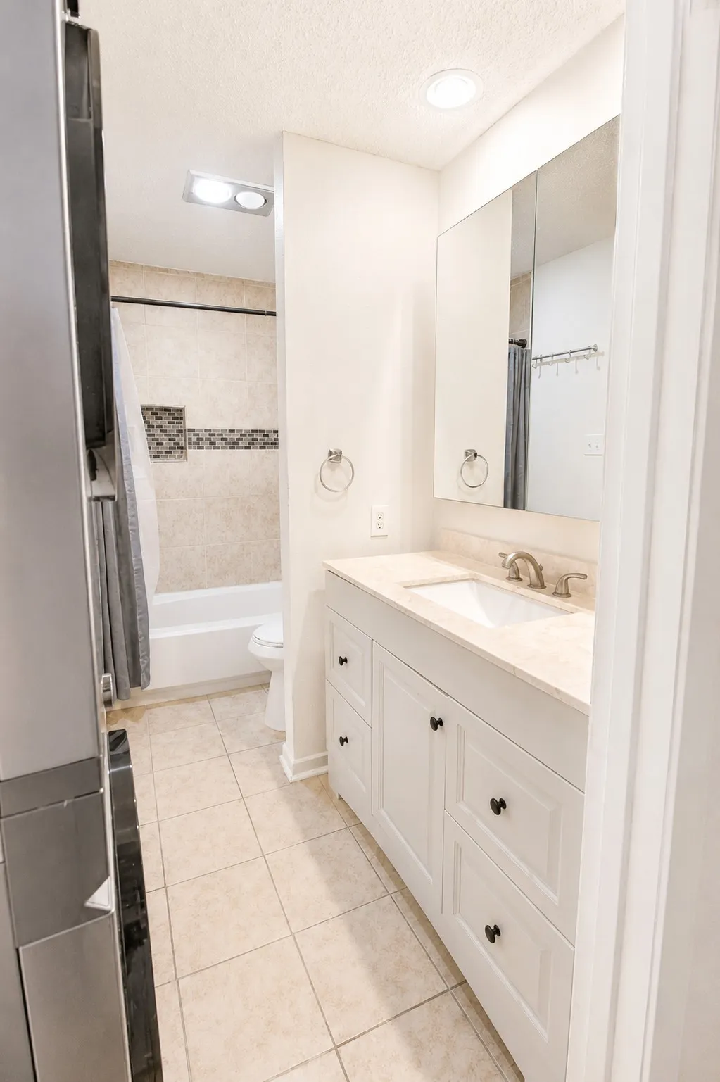 Condominium For Sale in Bexar County , 14122 Churchill Estates Boulevard, San Antonio, Texas 78248, 2 Bedroom, 2 Bathroom, 1 Garage spaces, 902 Sqft, built in 1982, mls#21352095, Real Estate Agent in San Antonio, Homes For Sale in Bexar county, Homes For Sale in San Antonio, Realtor in San Antonio Texas, Real Estate Brokerage Independent Realty Texas, Luminita Cordes Realtor