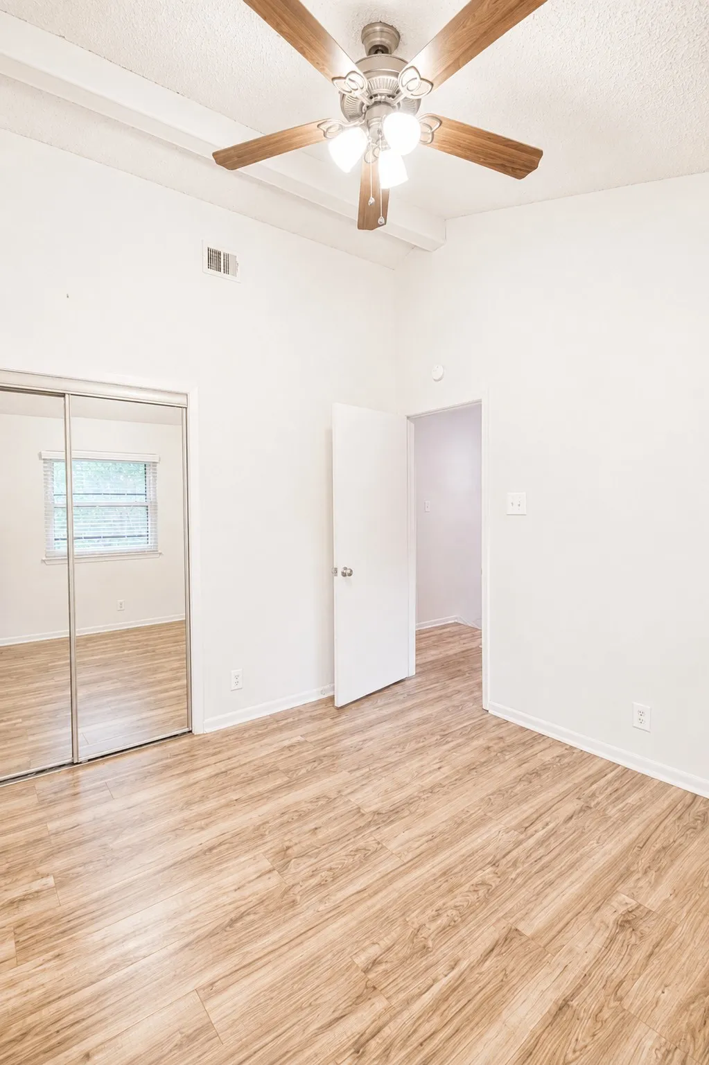 Condominium For Sale in Bexar County , 14122 Churchill Estates Boulevard, San Antonio, Texas 78248, 2 Bedroom, 2 Bathroom, 1 Garage spaces, 902 Sqft, built in 1982, mls#21352095, Real Estate Agent in San Antonio, Homes For Sale in Bexar county, Homes For Sale in San Antonio, Realtor in San Antonio Texas, Real Estate Brokerage Independent Realty Texas, Luminita Cordes Realtor