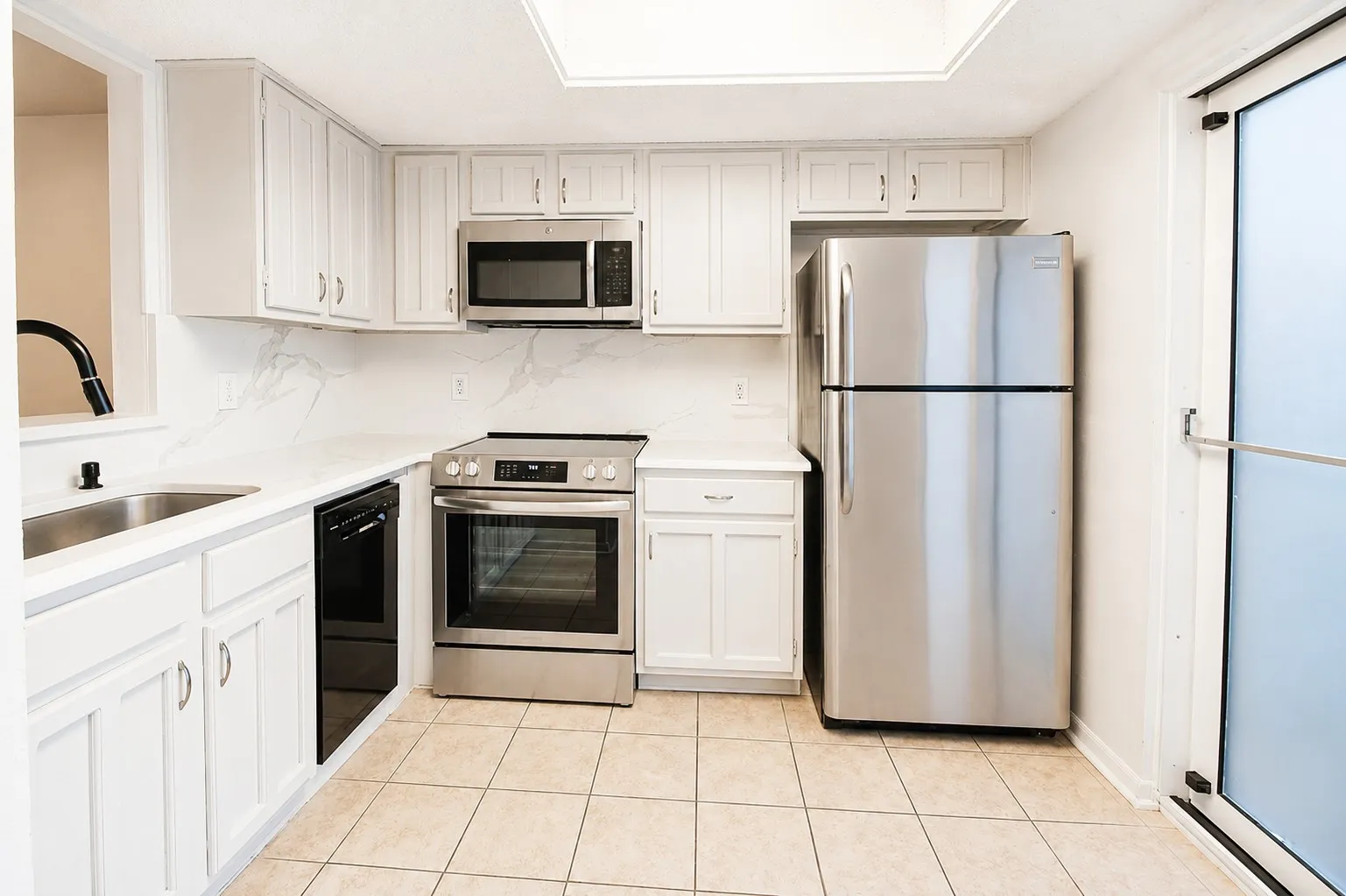 Condominium For Sale in Bexar County , 14122 Churchill Estates Boulevard, San Antonio, Texas 78248, 2 Bedroom, 2 Bathroom, 1 Garage spaces, 902 Sqft, built in 1982, mls#21352095, Real Estate Agent in San Antonio, Homes For Sale in Bexar county, Homes For Sale in San Antonio, Realtor in San Antonio Texas, Real Estate Brokerage Independent Realty Texas, Luminita Cordes Realtor