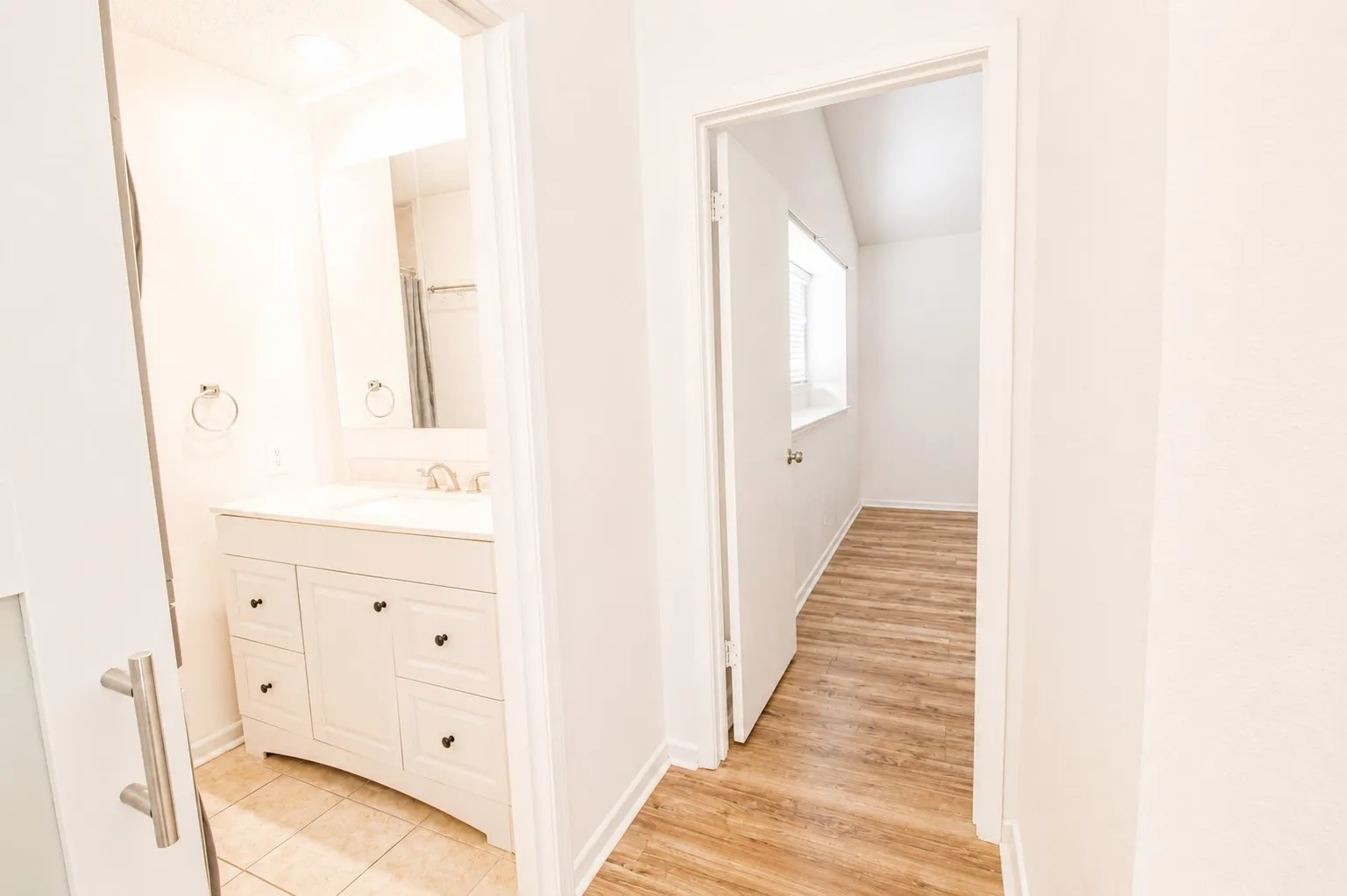 Condominium For Sale in Bexar County , 14122 Churchill Estates Boulevard, San Antonio, Texas 78248, 2 Bedroom, 2 Bathroom, 1 Garage spaces, 902 Sqft, built in 1982, mls#21352095, Real Estate Agent in San Antonio, Homes For Sale in Bexar county, Homes For Sale in San Antonio, Realtor in San Antonio Texas, Real Estate Brokerage Independent Realty Texas, Luminita Cordes Realtor