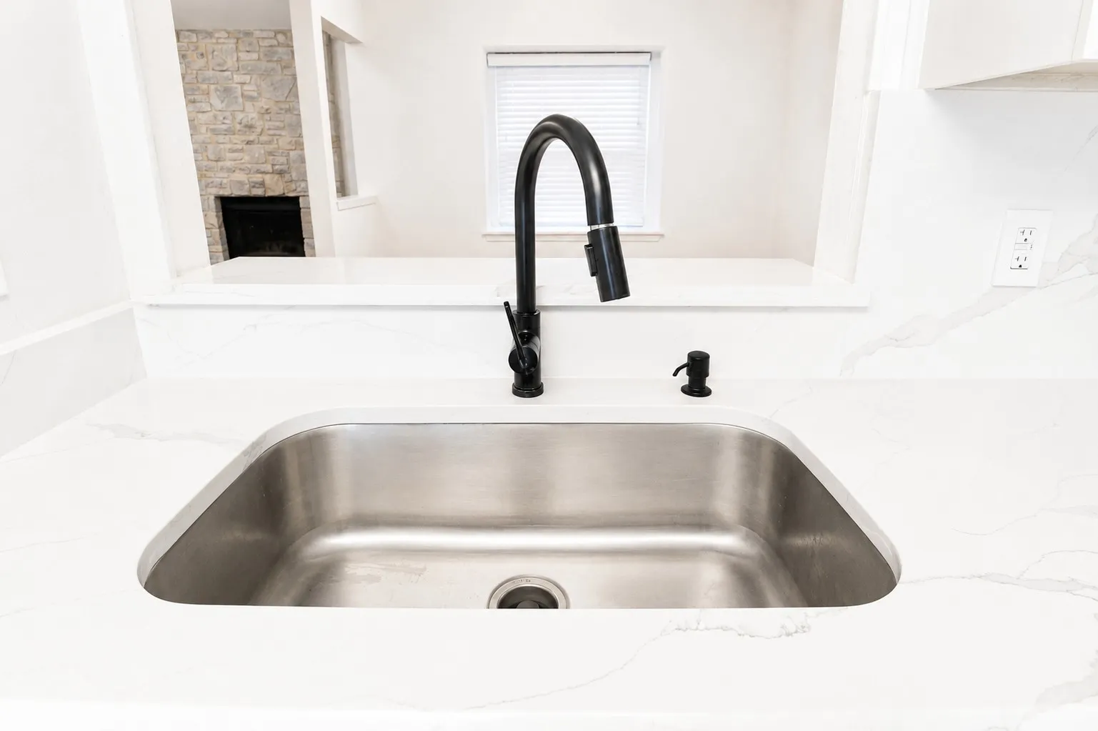 Condominium For Sale in Bexar County , 14122 Churchill Estates Boulevard, San Antonio, Texas 78248, 2 Bedroom, 2 Bathroom, 1 Garage spaces, 902 Sqft, built in 1982, mls#21352095, Real Estate Agent in San Antonio, Homes For Sale in Bexar county, Homes For Sale in San Antonio, Realtor in San Antonio Texas, Real Estate Brokerage Independent Realty Texas, Luminita Cordes Realtor