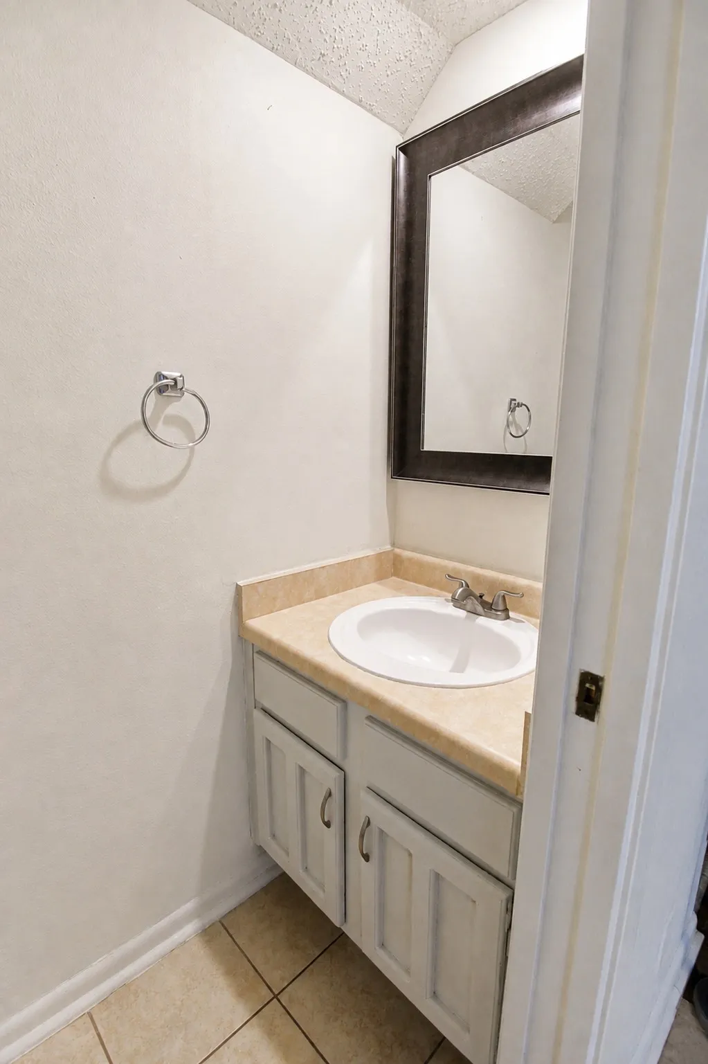 Condominium For Sale in Bexar County , 14122 Churchill Estates Boulevard, San Antonio, Texas 78248, 2 Bedroom, 2 Bathroom, 1 Garage spaces, 902 Sqft, built in 1982, mls#21352095, Real Estate Agent in San Antonio, Homes For Sale in Bexar county, Homes For Sale in San Antonio, Realtor in San Antonio Texas, Real Estate Brokerage Independent Realty Texas, Luminita Cordes Realtor