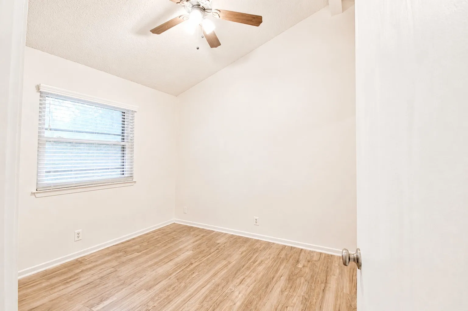 Condominium For Sale in Bexar County , 14122 Churchill Estates Boulevard, San Antonio, Texas 78248, 2 Bedroom, 2 Bathroom, 1 Garage spaces, 902 Sqft, built in 1982, mls#21352095, Real Estate Agent in San Antonio, Homes For Sale in Bexar county, Homes For Sale in San Antonio, Realtor in San Antonio Texas, Real Estate Brokerage Independent Realty Texas, Luminita Cordes Realtor