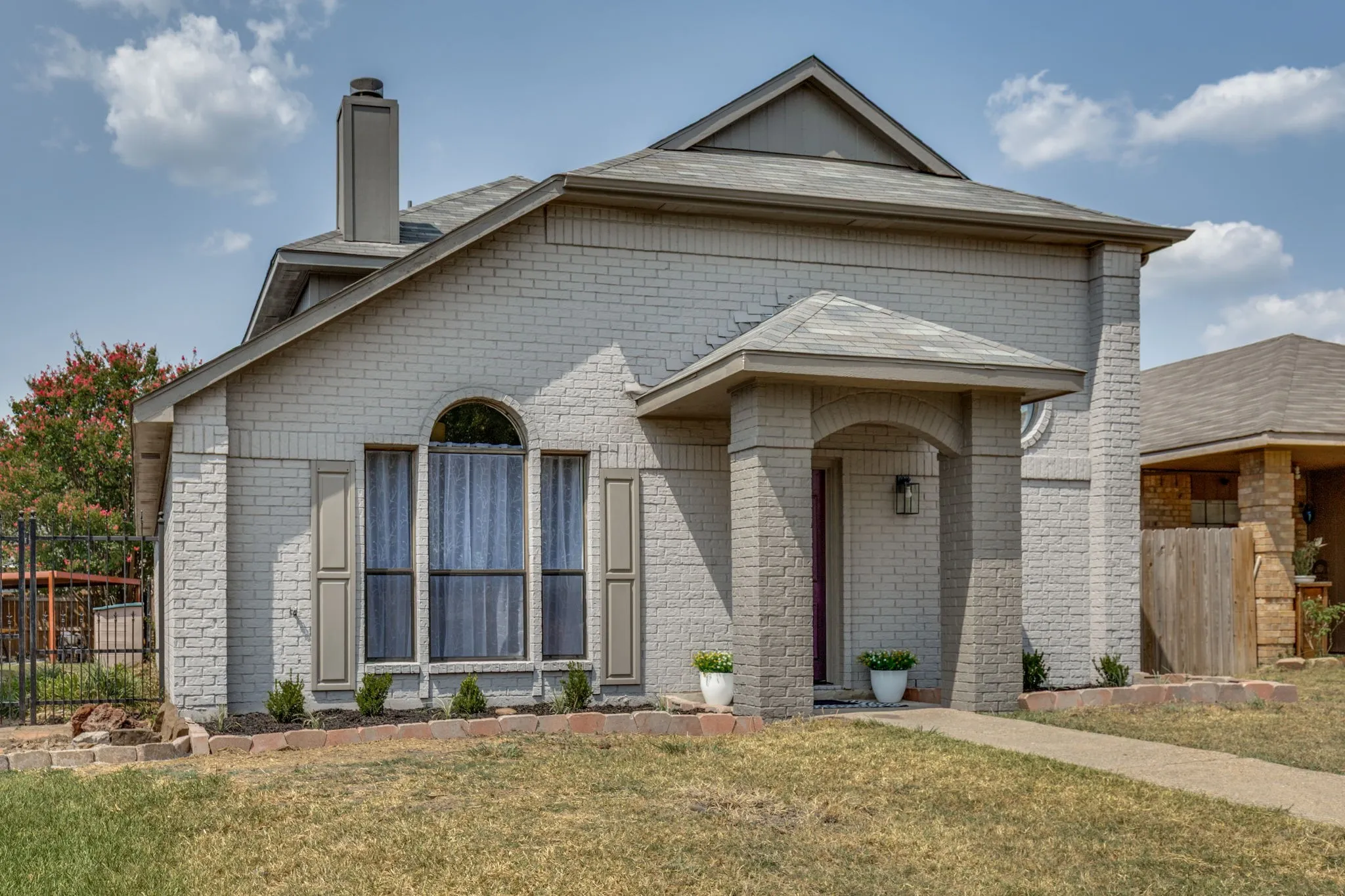 Single Family Residence For Sale in Dallas County , 1407 Windmill Lane, Mesquite, Texas 75149, 3 Bedroom, 3 Bathroom, 2 Garage spaces, 1,736 Sqft, built in 1986, mls#21348965, Real Estate Agent in Mesquite, Homes For Sale in Dallas county, Homes For Sale in Mesquite, Realtor in Mesquite Texas, Real Estate Brokerage Independent Realty Texas, Luminita Cordes Realtor