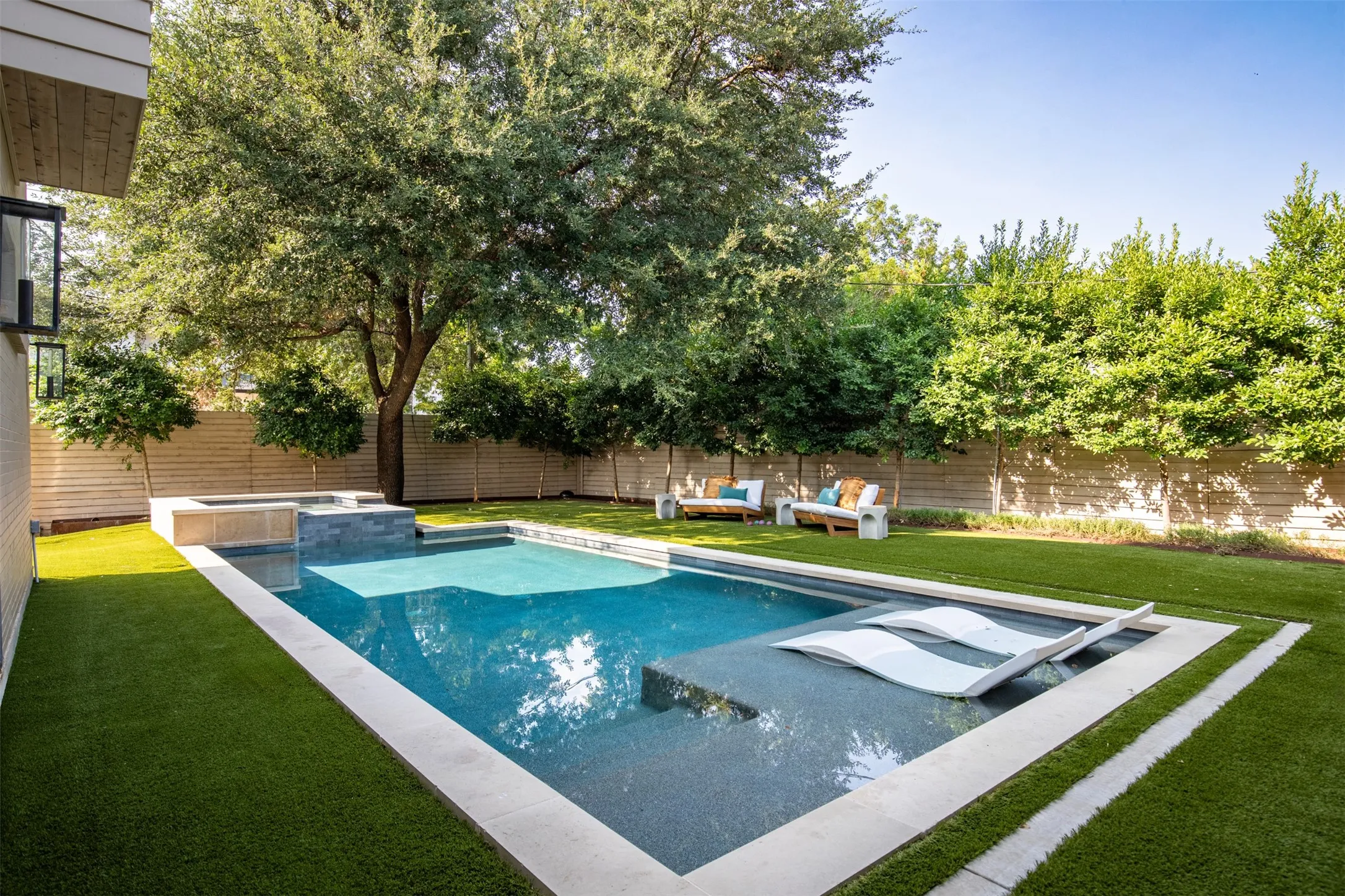 Rectangular swimming pool with integrated spa and sun shelf